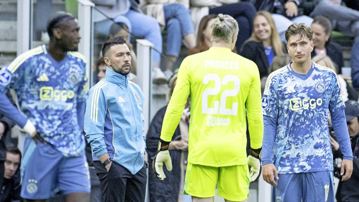 Ajax-trainer Francesco Farioli baalt in Groningen.