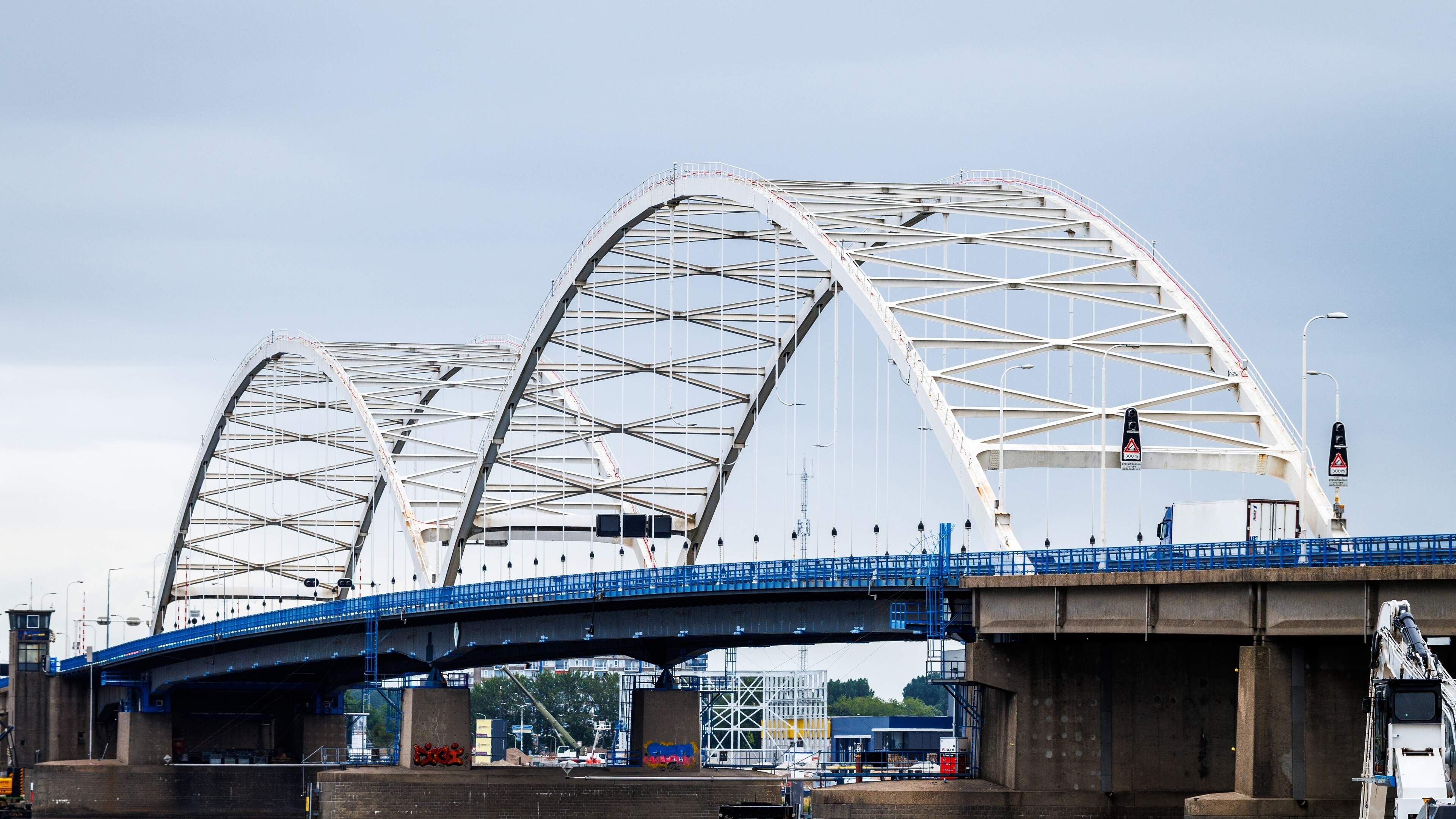 Binnen twee weken handhaving op Merwedebrug: camera’s, boa’s en boetes in aantocht