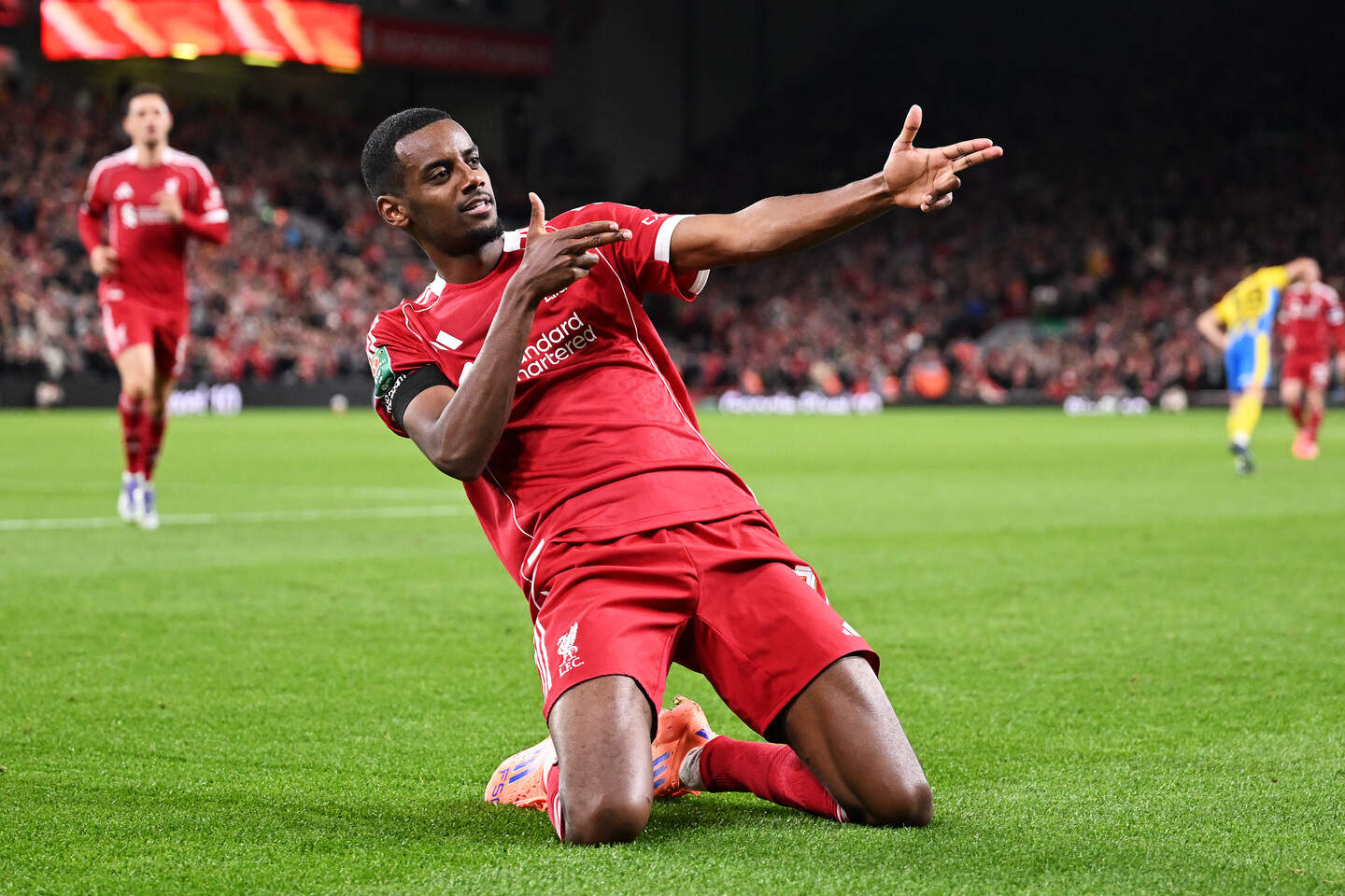 Alexander Isak viert zijn allereerste treffer voor Liverpool.
