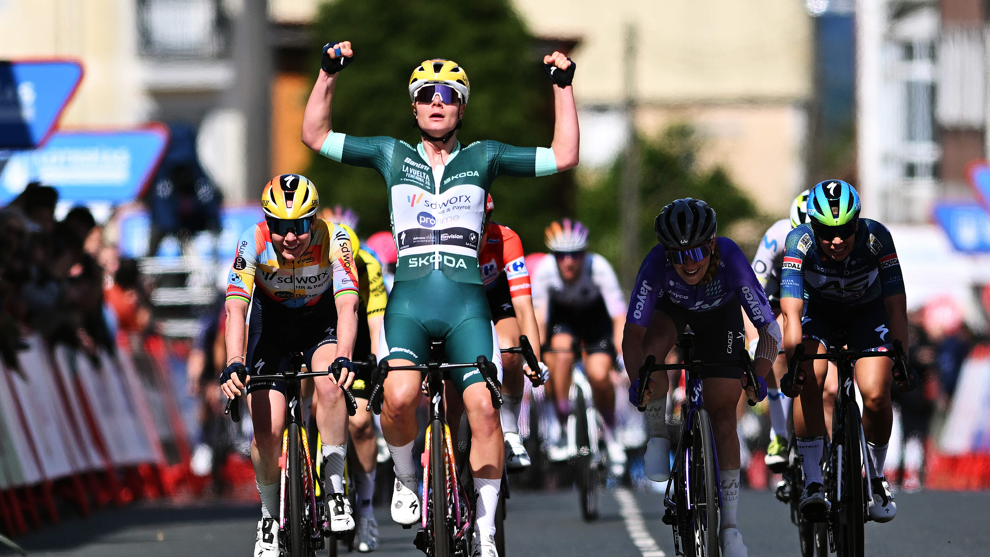 Uitstekende Anna van der Breggen doet goede zaken voor klassement, dubbelslag ploeggenote Lotte Kopecky in Vuelta Femenina