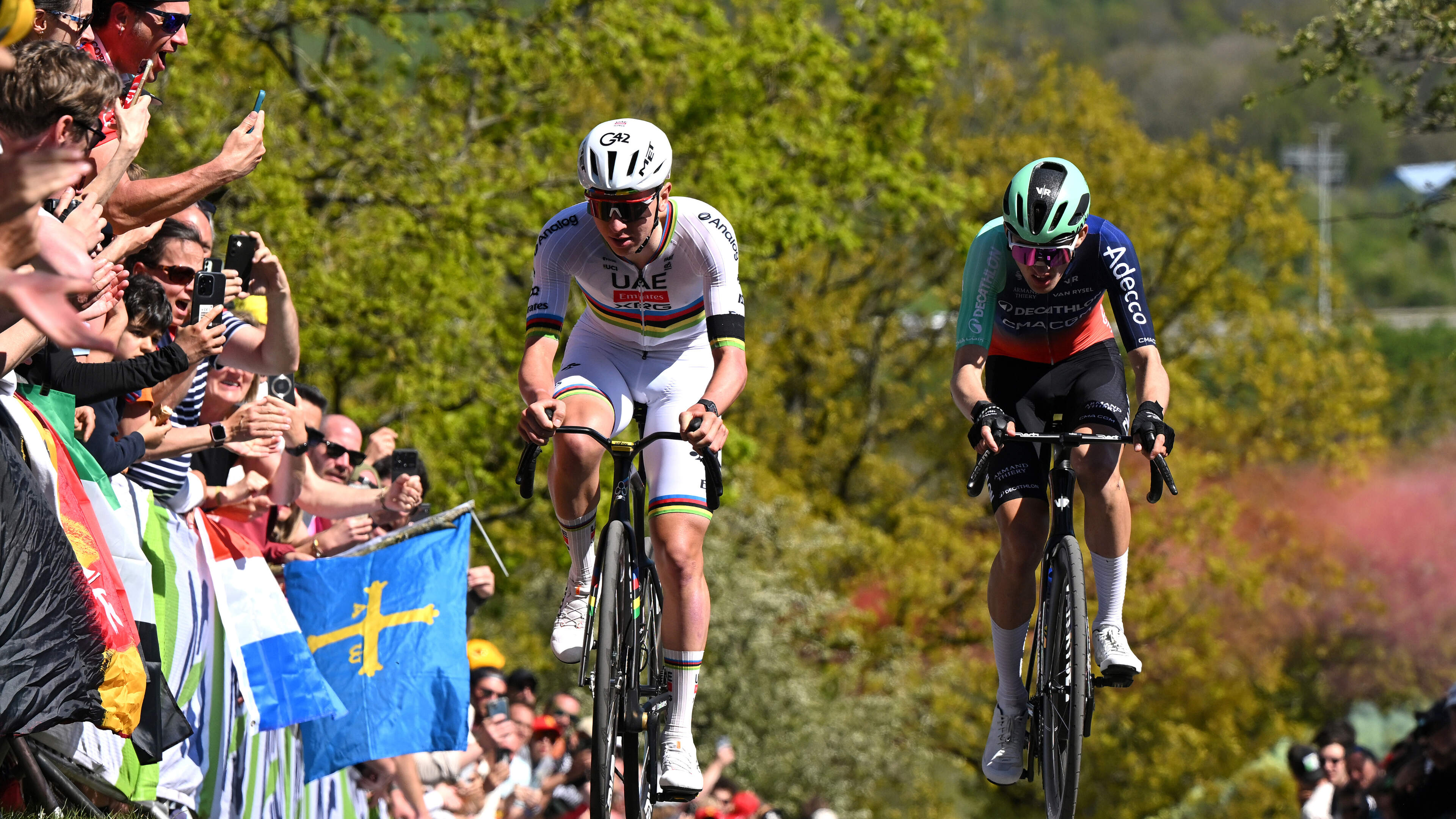 Tadej Pogacar moet diep gaan om Paul Seixas af te schudden en weer Luik-Bastenaken-Luik te winnen