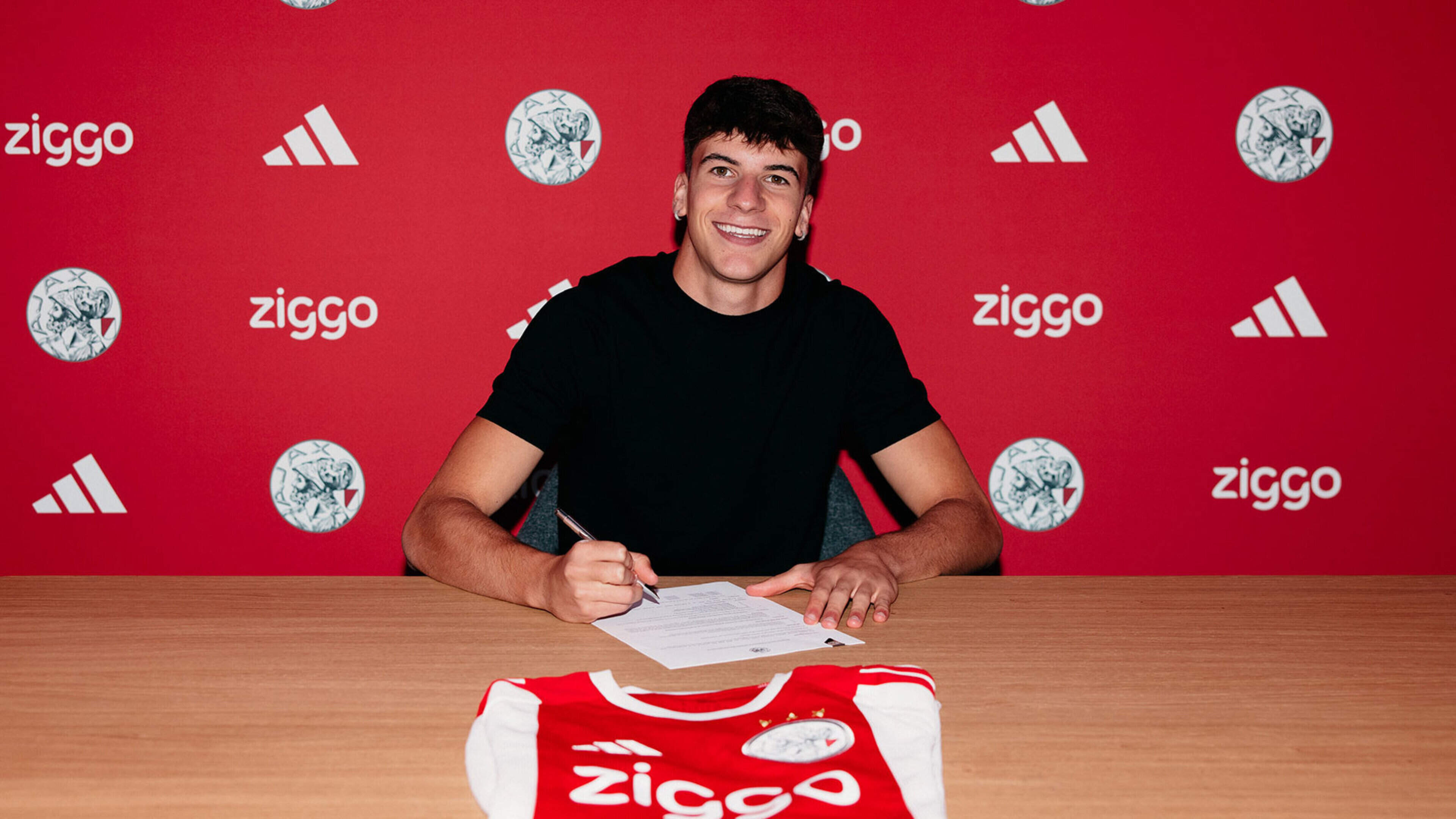 Jofre Torrents (19) tekent tot 2030 bij Ajax en kost maximaal 5,5 miljoen euro