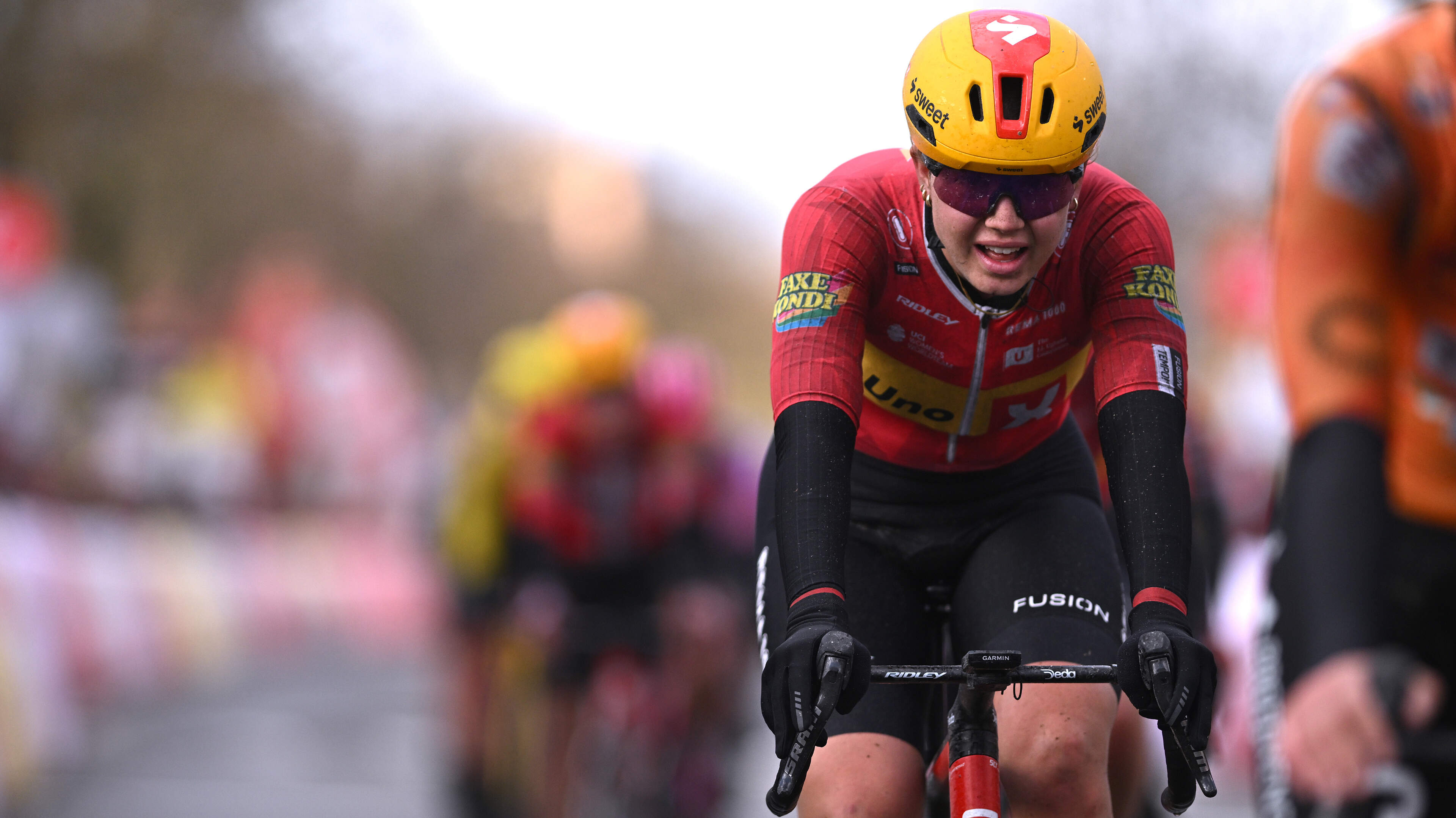 Meerdere breuken en een hersenbloeding: Noorse renster Kamilla Aasebo (19) loopt ernstige blessures op bij valpartij in Parijs-Roubaix