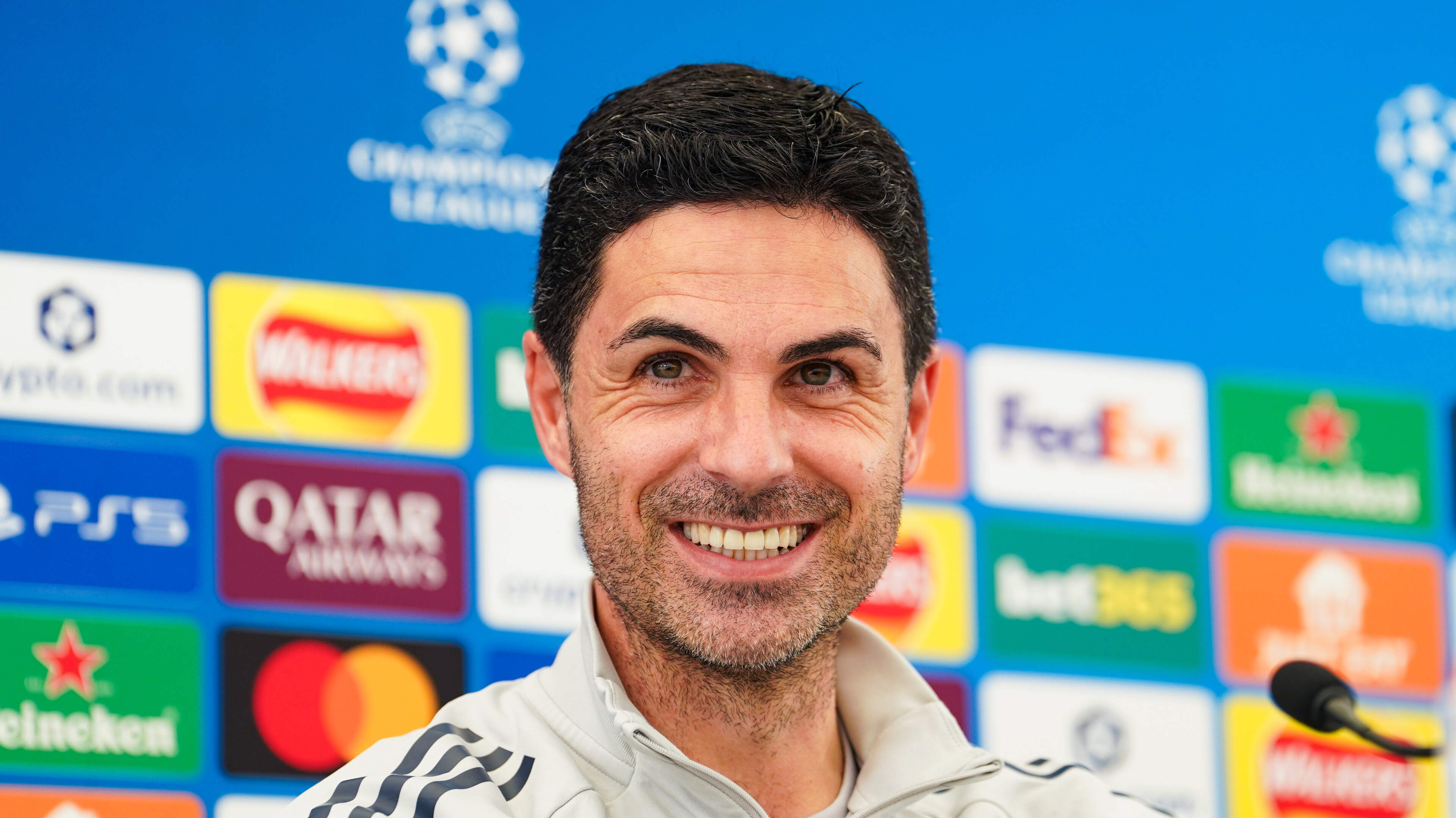 Trainer Mikel Arteta hoorde tijdens barbecue van huilende zoon dat Arsenal de titel had gepakt: ’We zijn kampioen, papa’