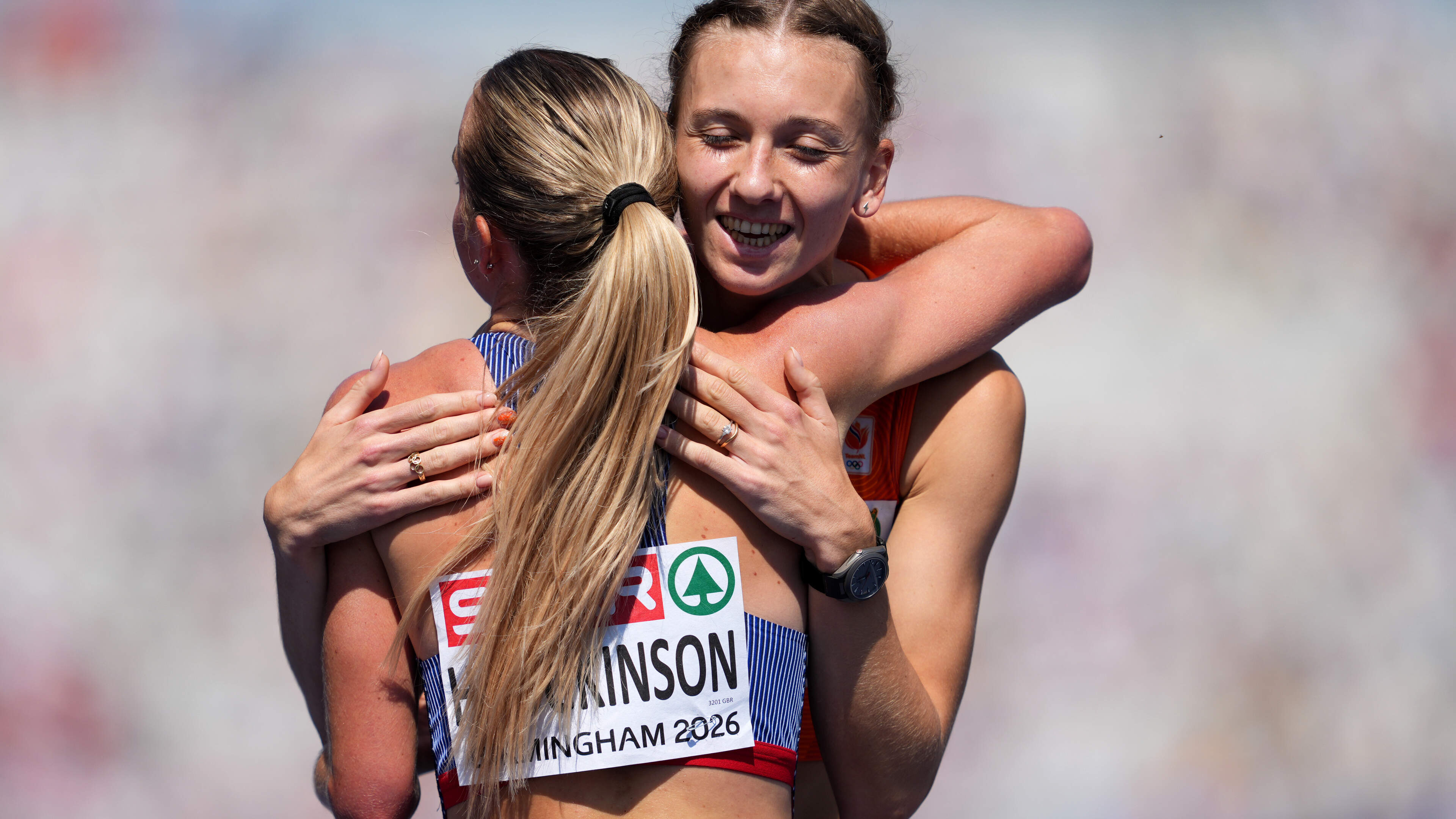 LIVE EK atletiek | Femke Broeders-Bol soepel naar finale 800m, topfavoriete Audrey Werro valt maar mag toch naar eindstrijd, Lieke Klaver naar finale 400m