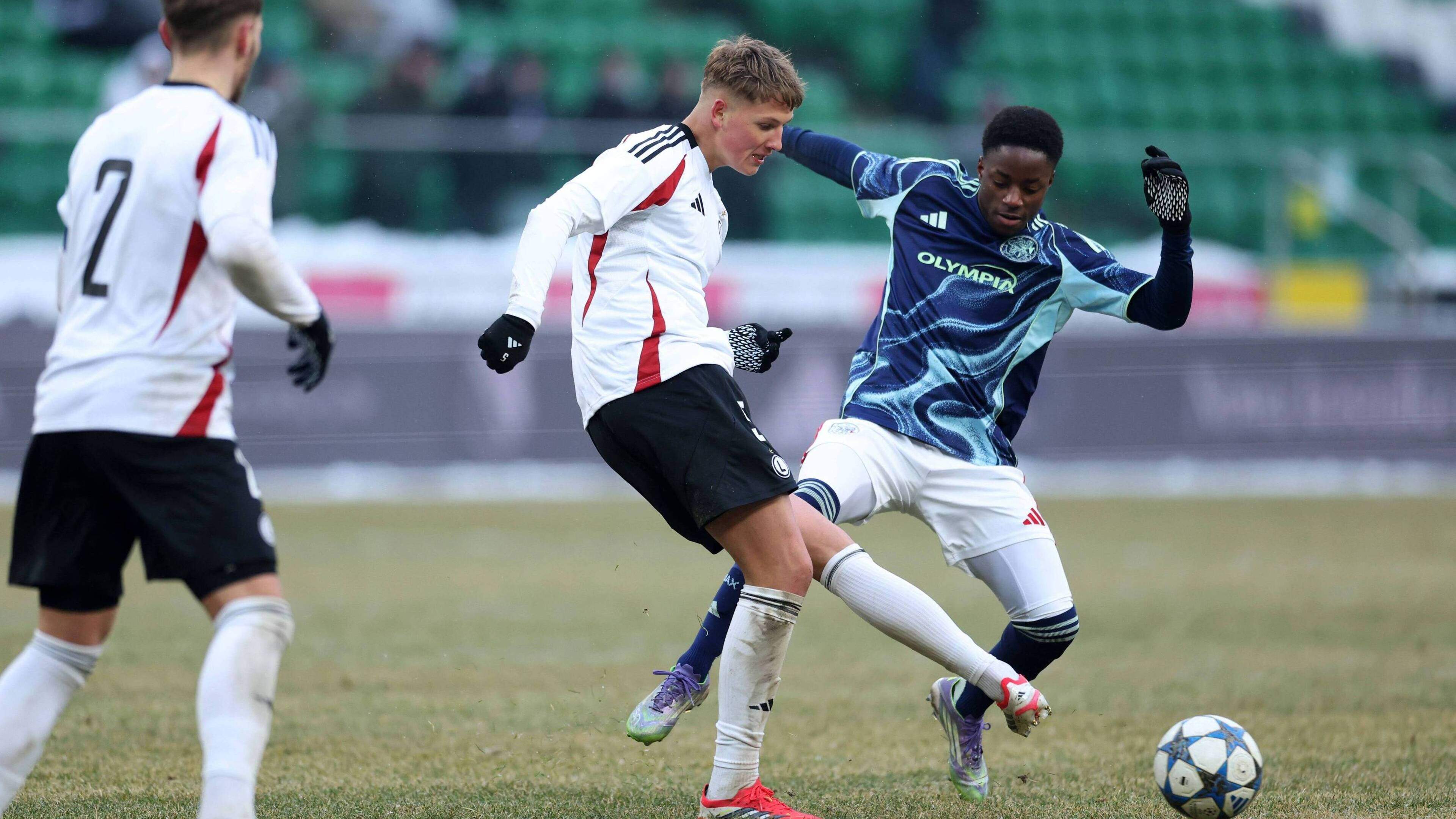 Ajax boekt mooi succesje en verlengt contracten 16-jarige talenten Denzel Darko en Jeshurun Simeon