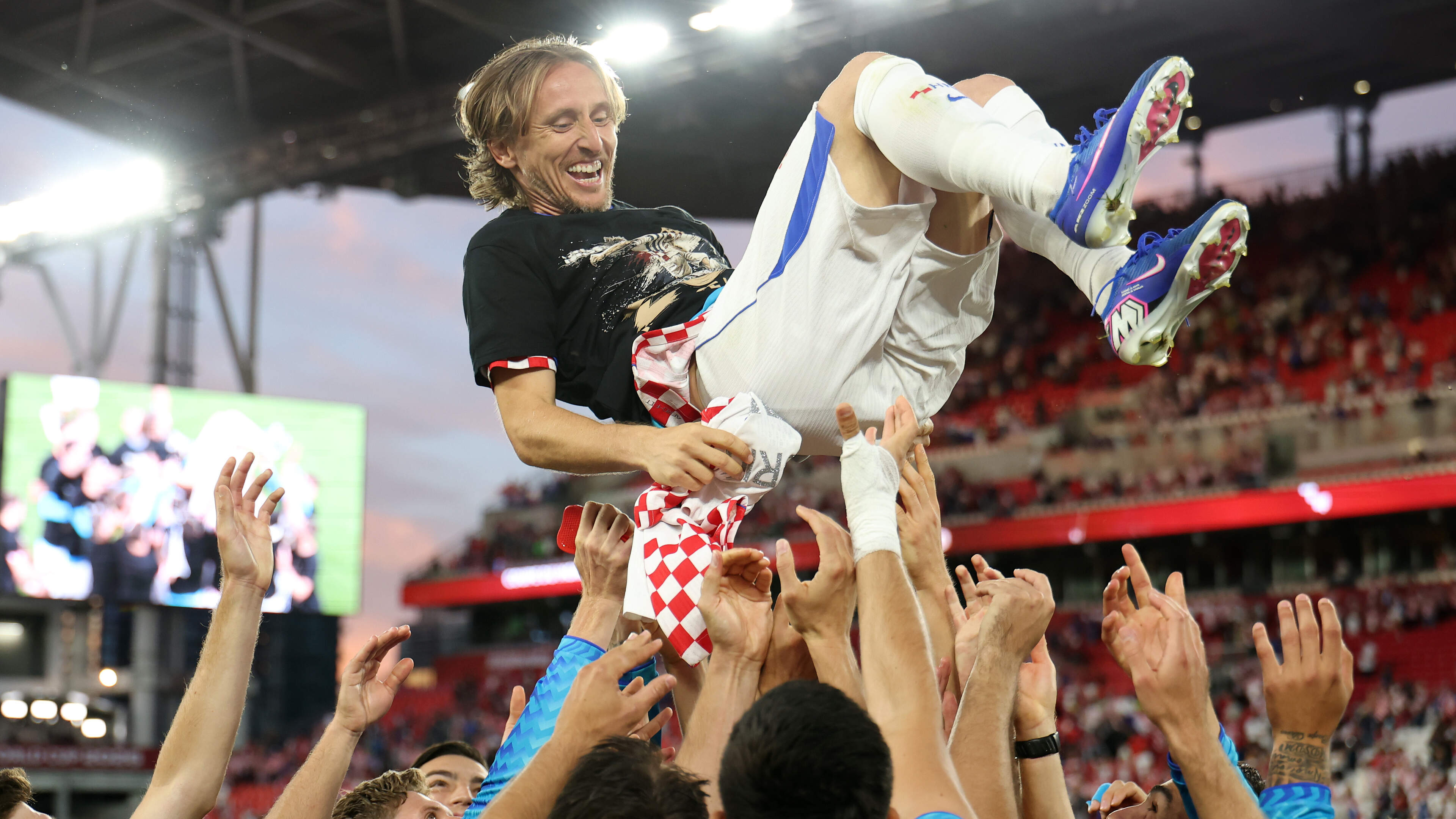 Luka Modrić (40) na winst in 200e(!) interland gejonast door Kroatische teamgenoten op WK 2026