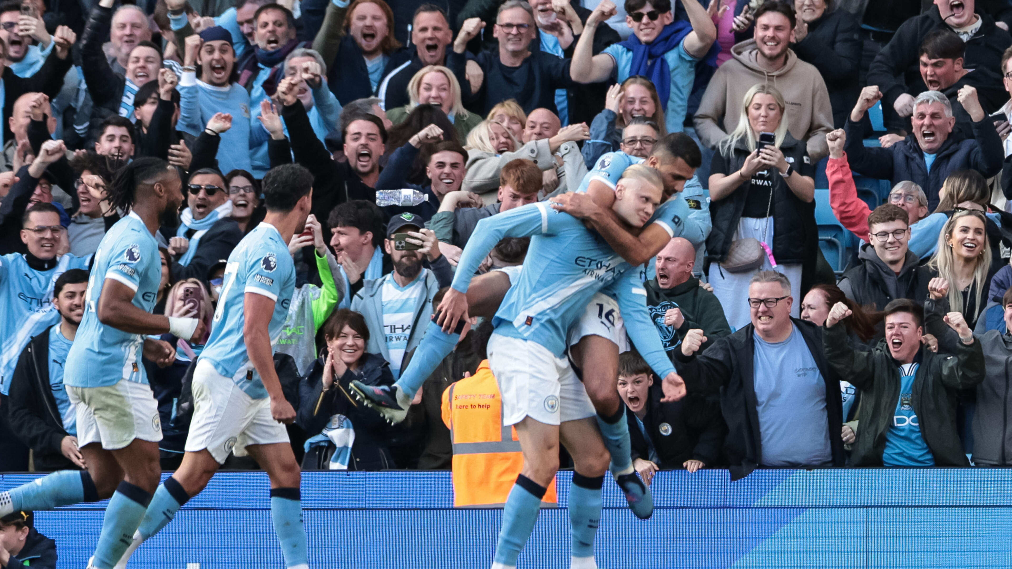 Haaland en Guardiola geven Premier League slotstuk om van te smullen door zege op koploper Arsenal