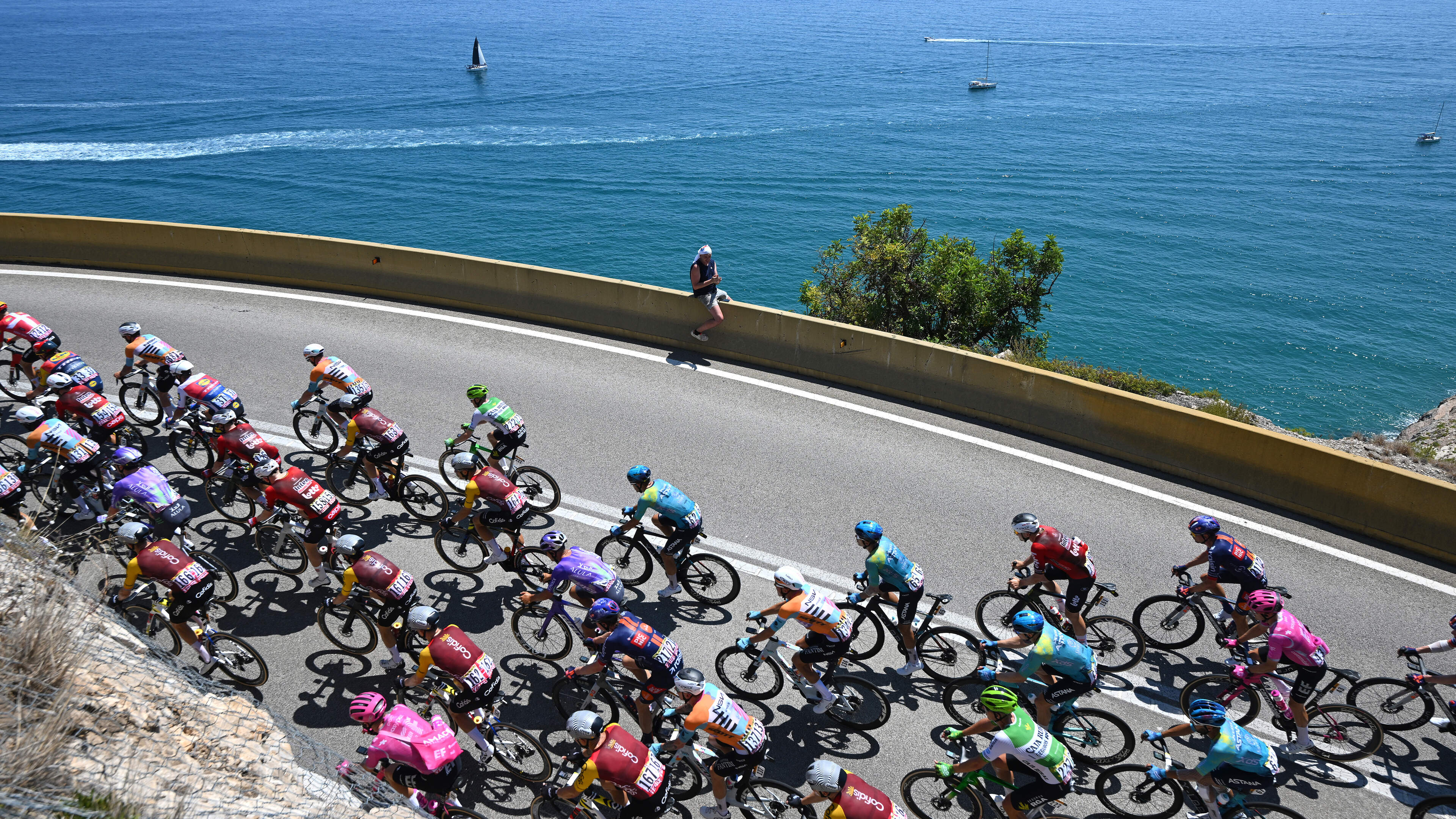Tourbaas: om hitte ingekorte etappe blijft sportieve uitdaging, renners voorzien van 450 kilo ijs