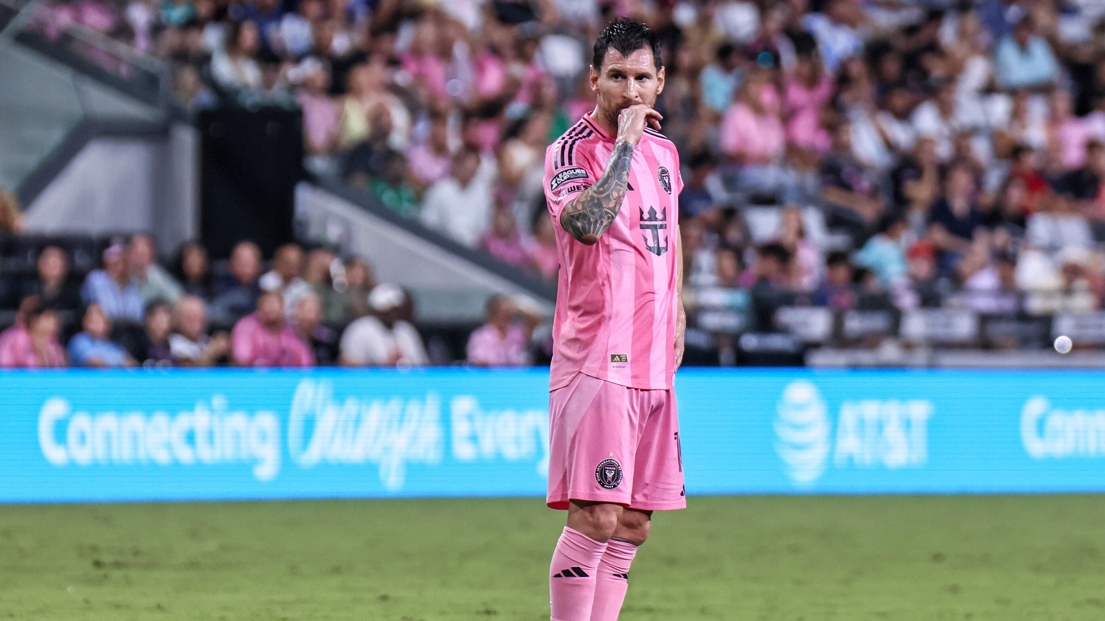 Emotionele rentree rouwende Lionel Messi op voetbalveld na overlijden vader: staande ovatie van fans