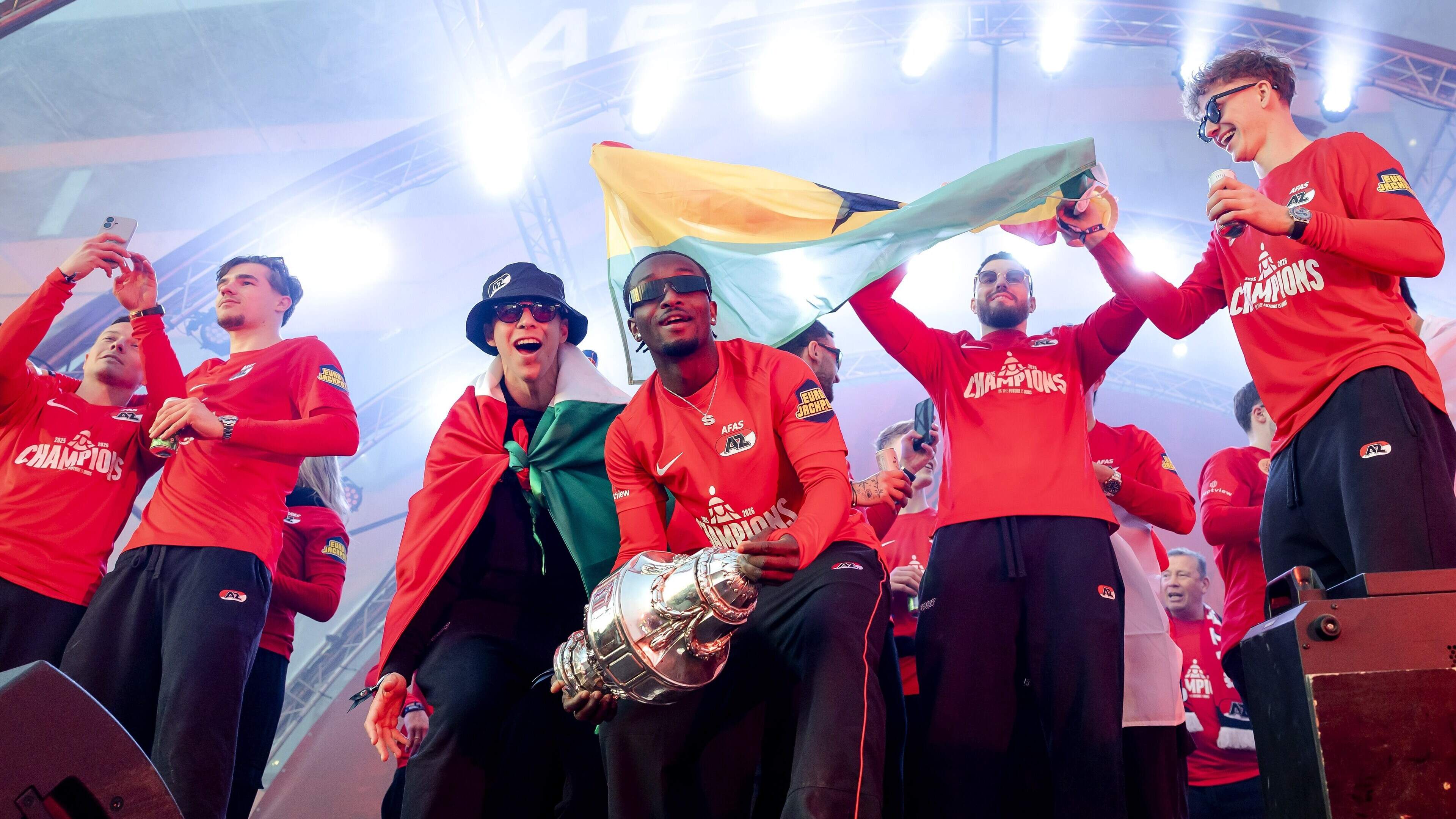 Duizenden aanwezigen bij huldiging AZ, onder wie Juventus-speler Teun Koopmeiners: ’Hij is heel geliefd bij de fans’