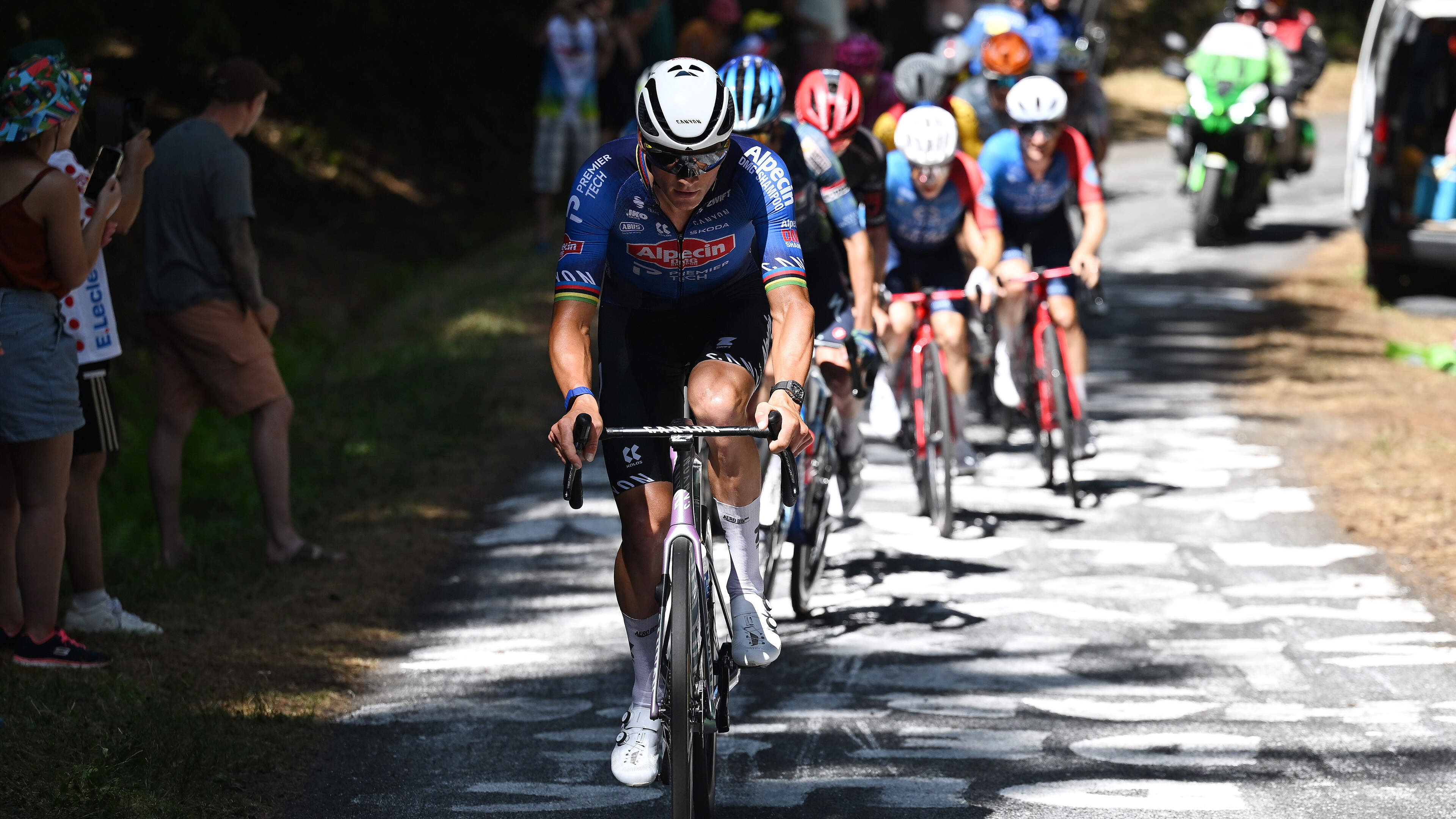 Fenomenale Mathieu van der Poel grijpt na nieuw huzarenstukje ritzege in Tour de France