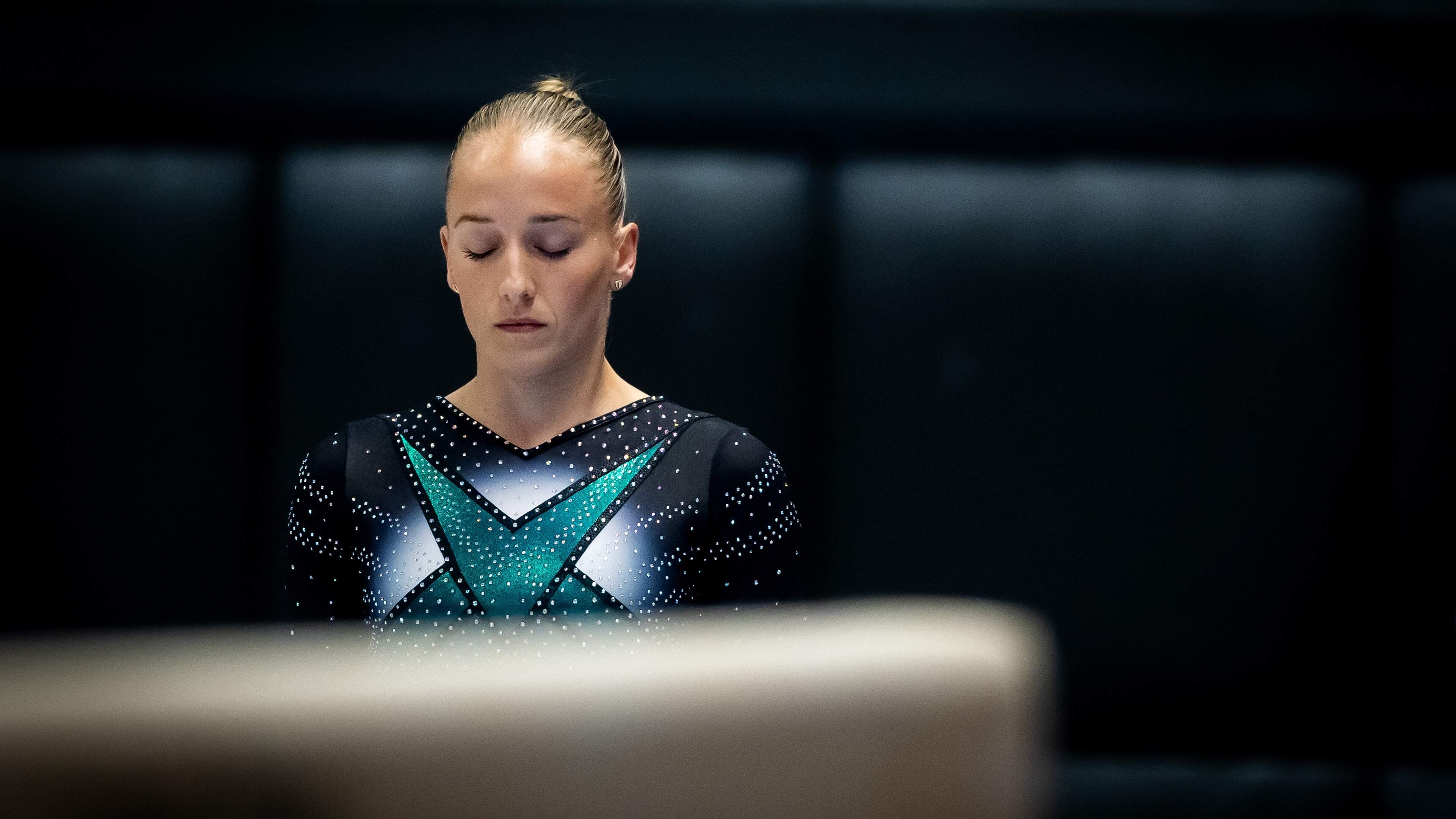 Sanne Wevers (34) valt van balk bij EK-rentree en mist finale, Nederlandse ploeg wacht in spanning af