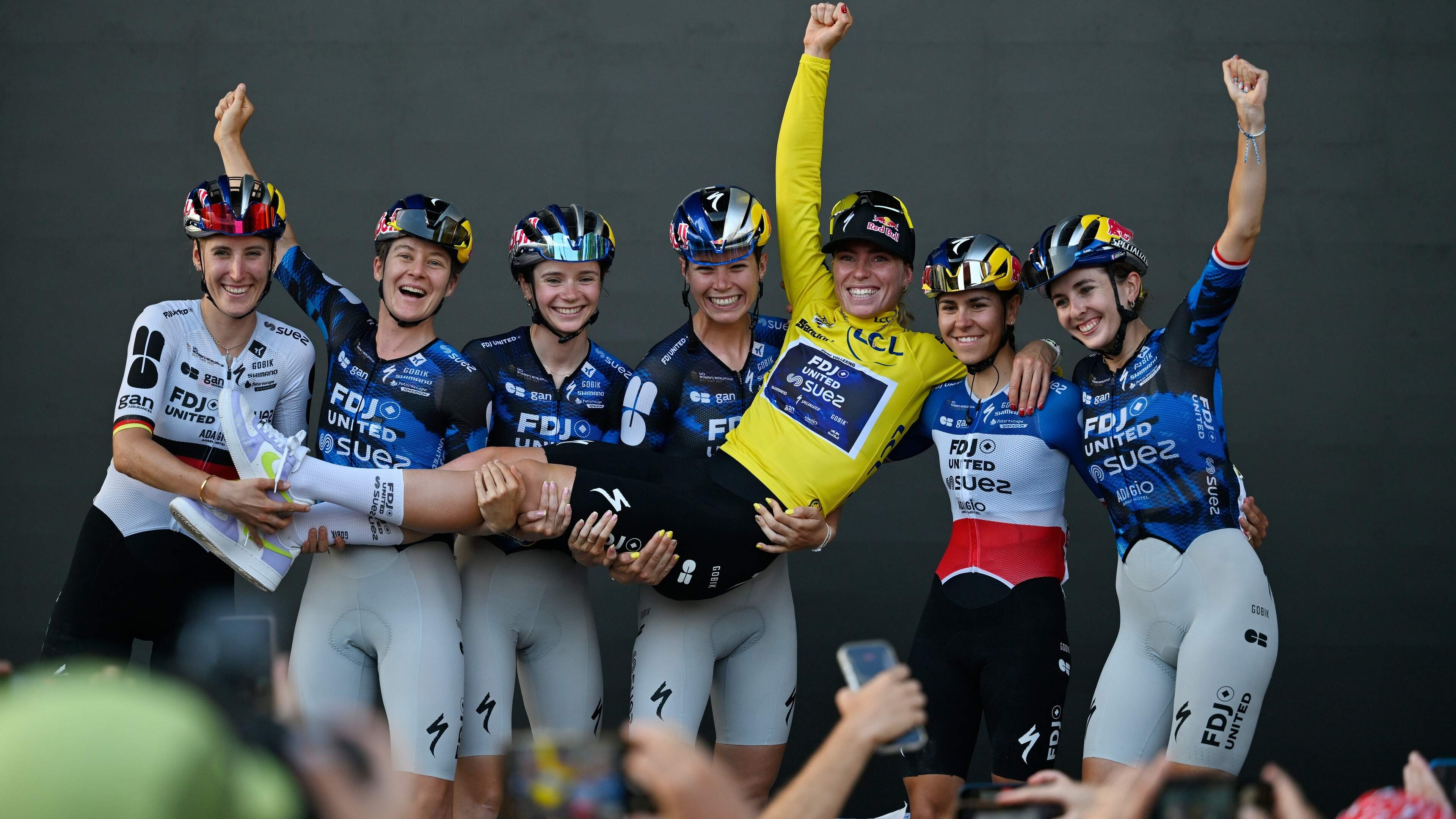 Tweevoudig Tour de France Femmes-winnares Demi Vollering betrekt complete ploeg in succes: ’Ik moest denken aan alle mensen die achter me staan’