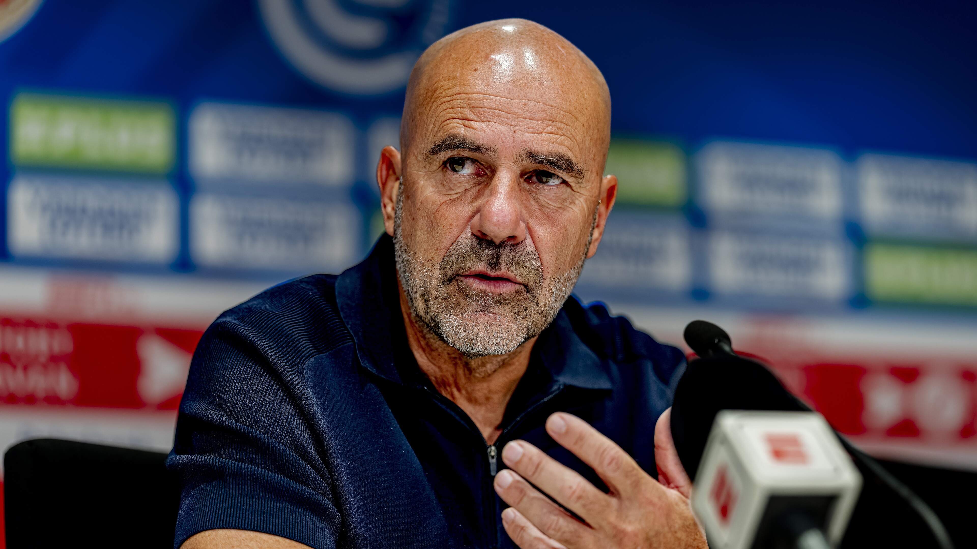 PSV-trainer Peter Bosz over negatieve reacties op komst Lutsharel Geertruida: ’Misschien zijn het wel kinderen’