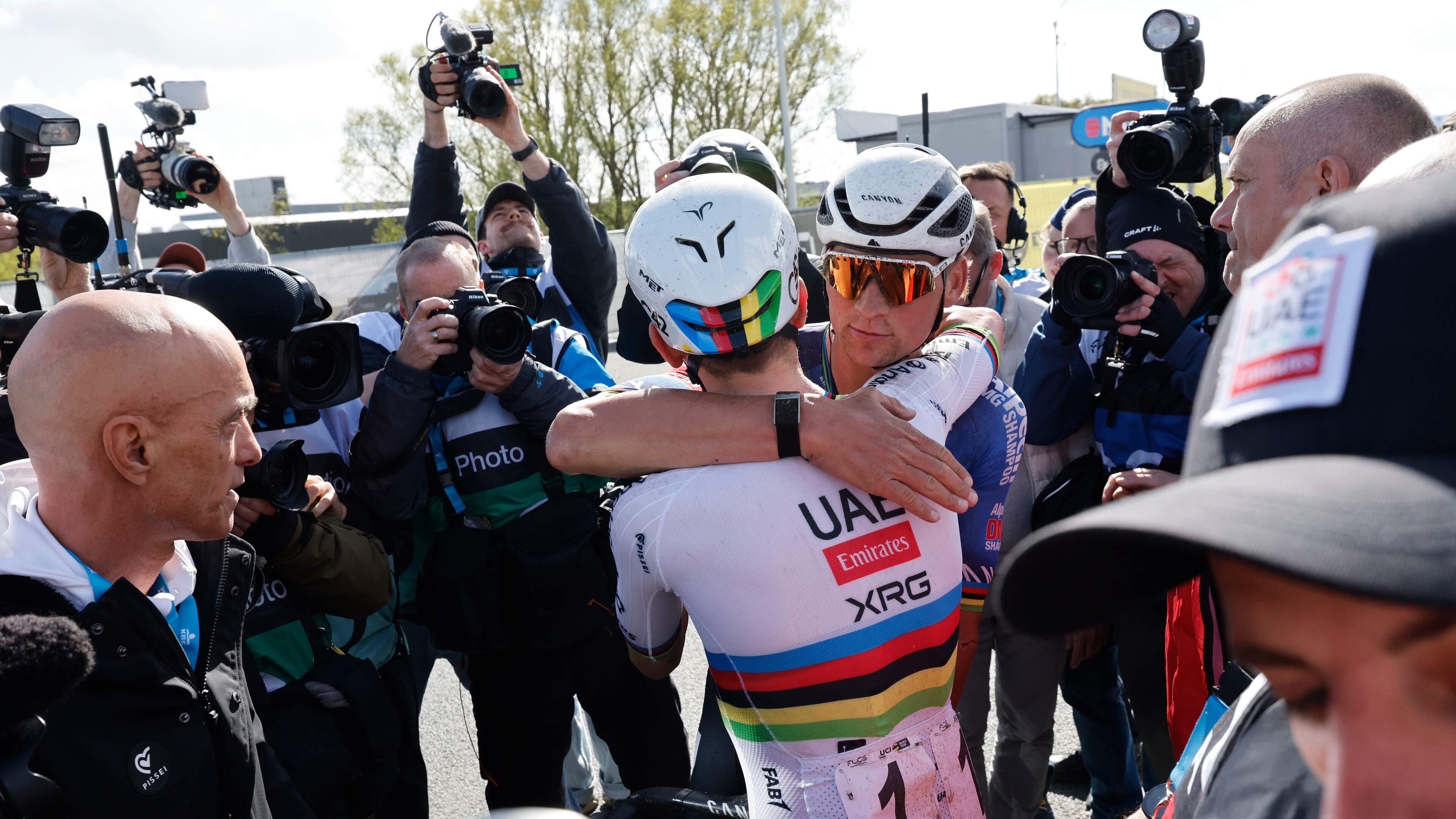 Mathieu van der Poel erkent meerdere in Tadej Pogacar: ’Ik heb een probleem, er rijdt een fenomeen rond’