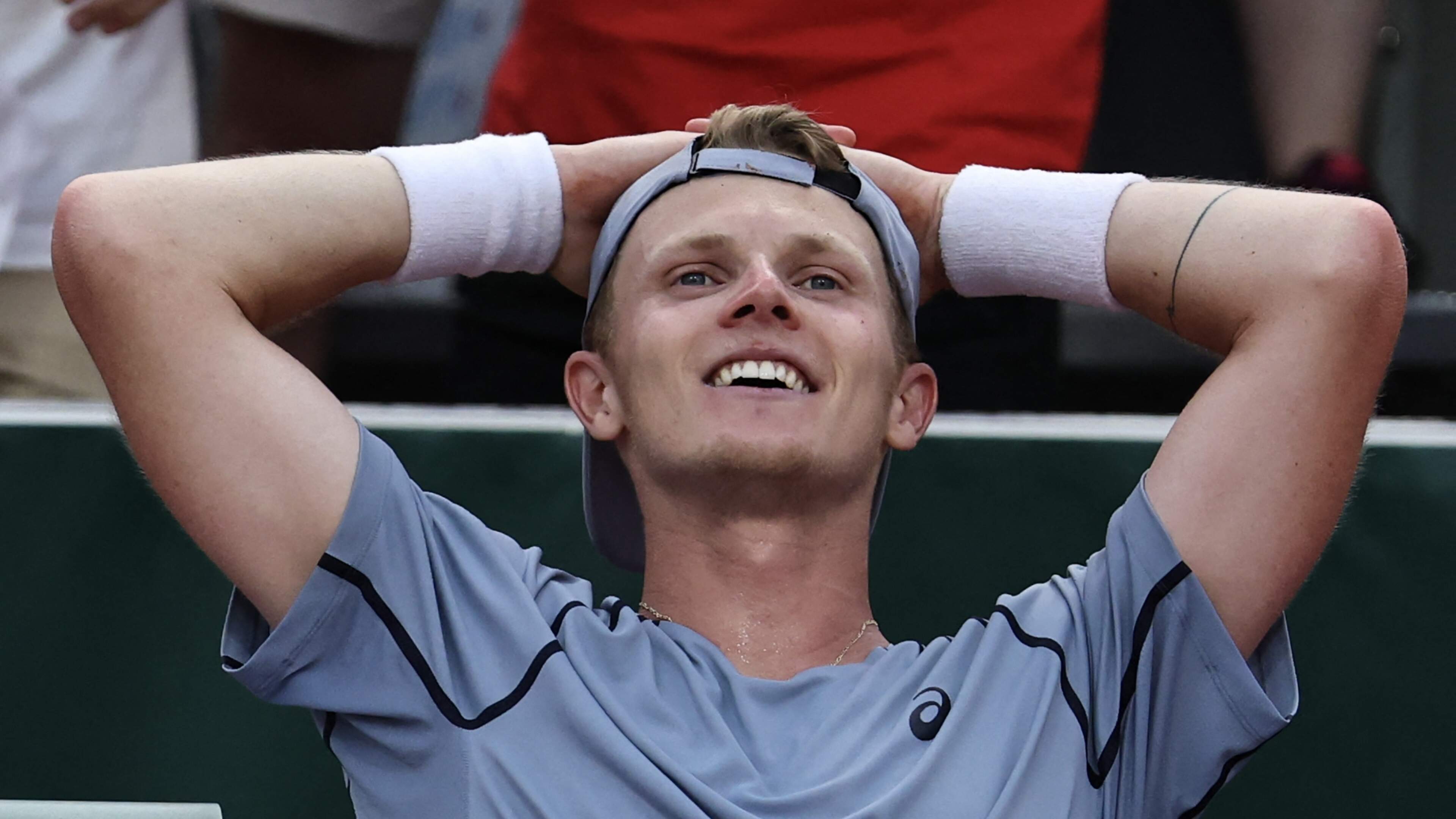 Jesper de Jong zondag rond 15.30 uur in actie tegen Alexander Zverev op Roland Garros
