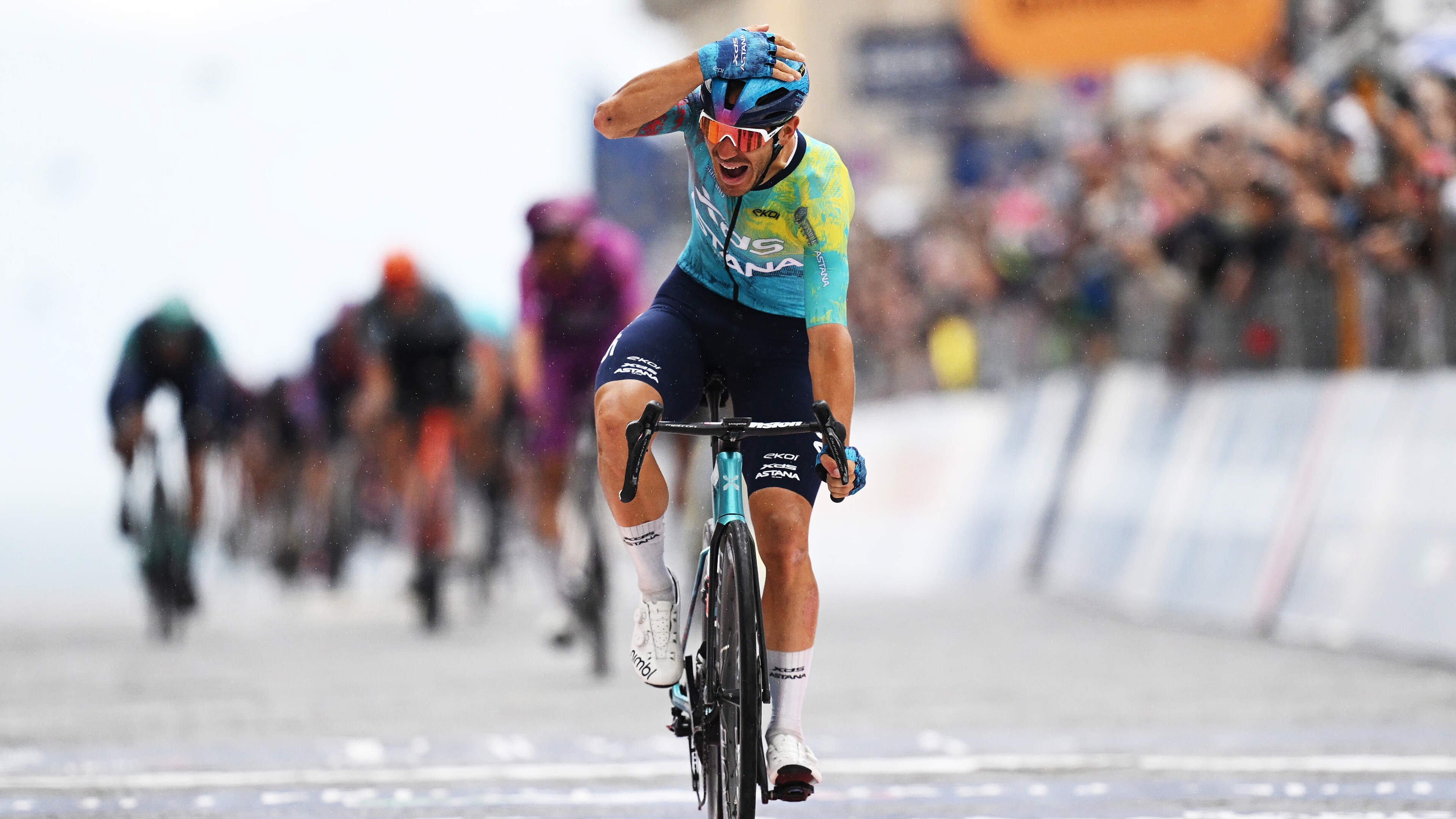 Drama in laatste bocht zesde Giro-rit: Dylan Groenewegen onderuit, Davide Ballerini wint