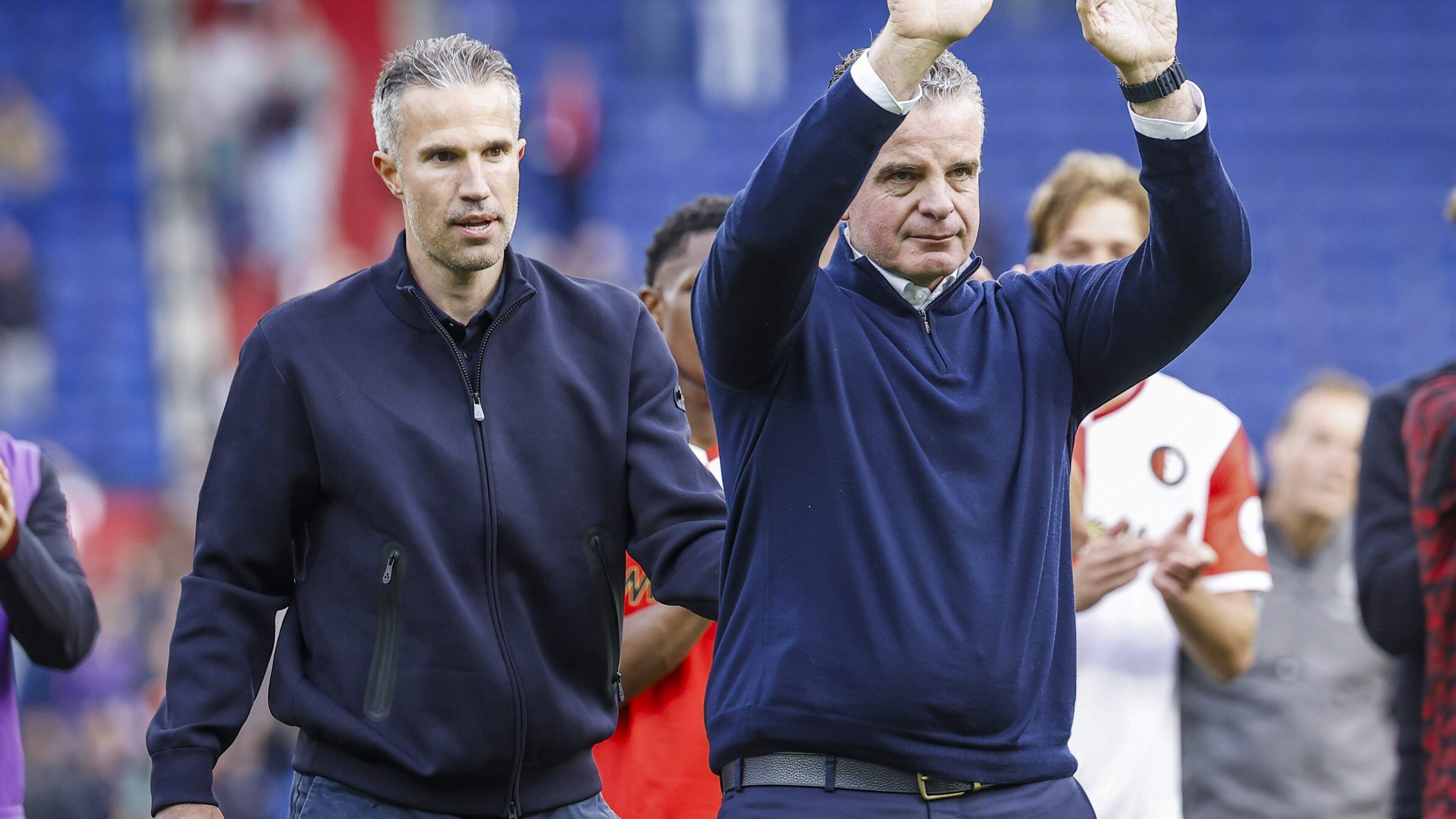 Grote emoties in De Kuip, Van Persie haalt huilende Te Kloese naar harde kern van Feyenoord