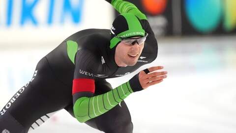 Jenning de Boo juicht na het winnen van de 500 meter.