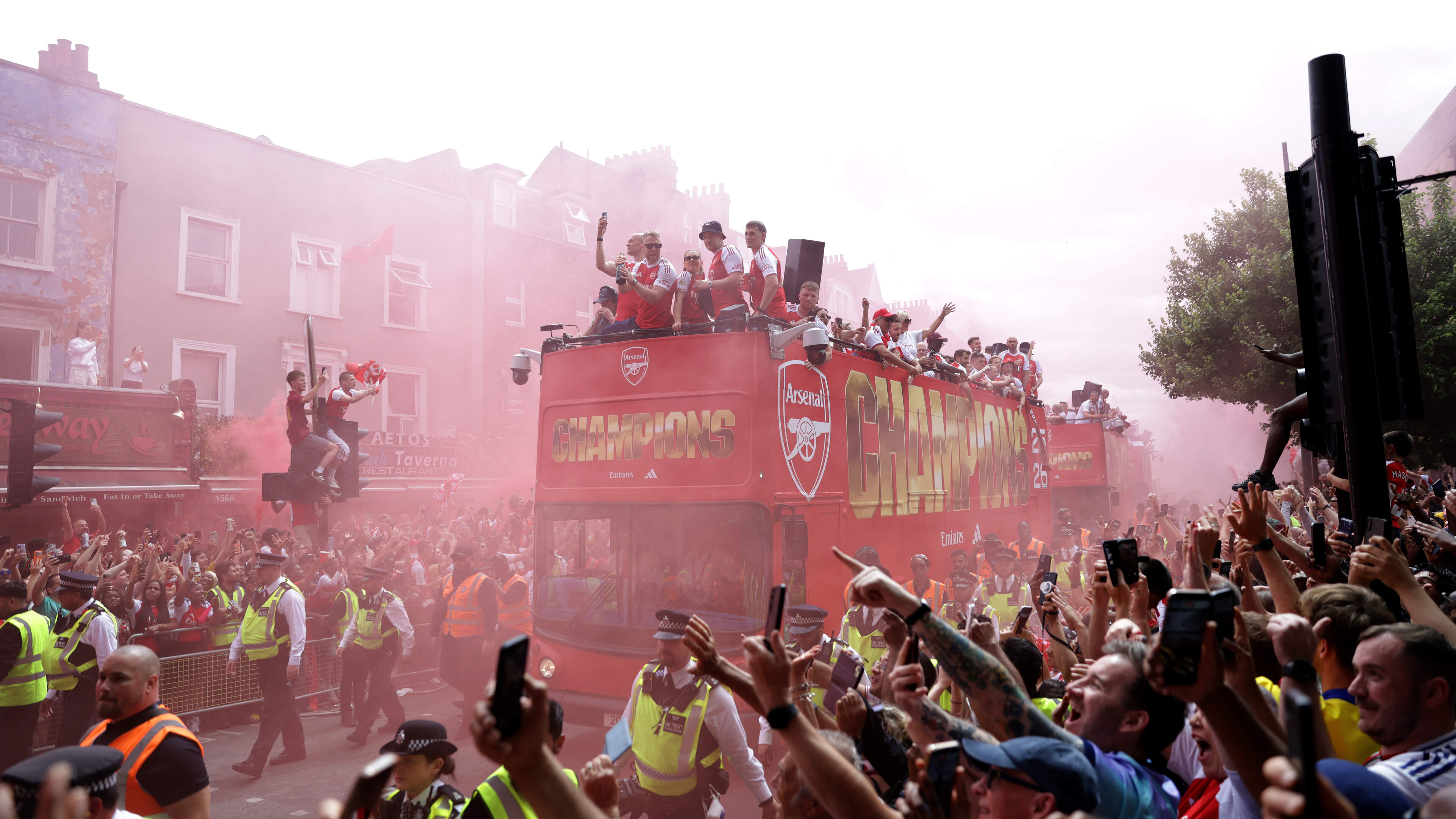Toch lachende gezichten in Londen: Jurriën Timber viert met Arsenal dag na verloren Champions League-finale de landstitel