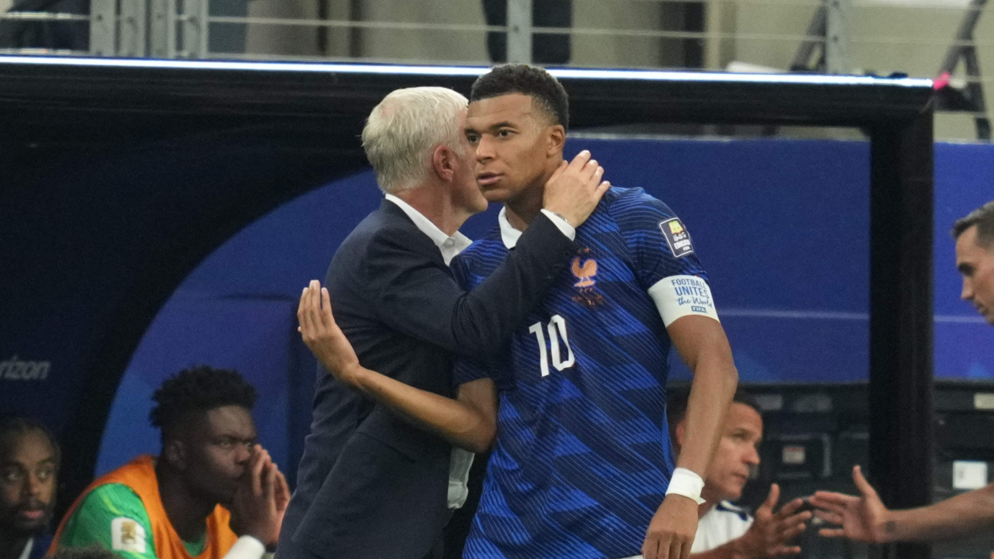 Kylian Mbappé na verloren troostfinale over afscheid Didier Deschamps: ’Hij is en blijft een legende’