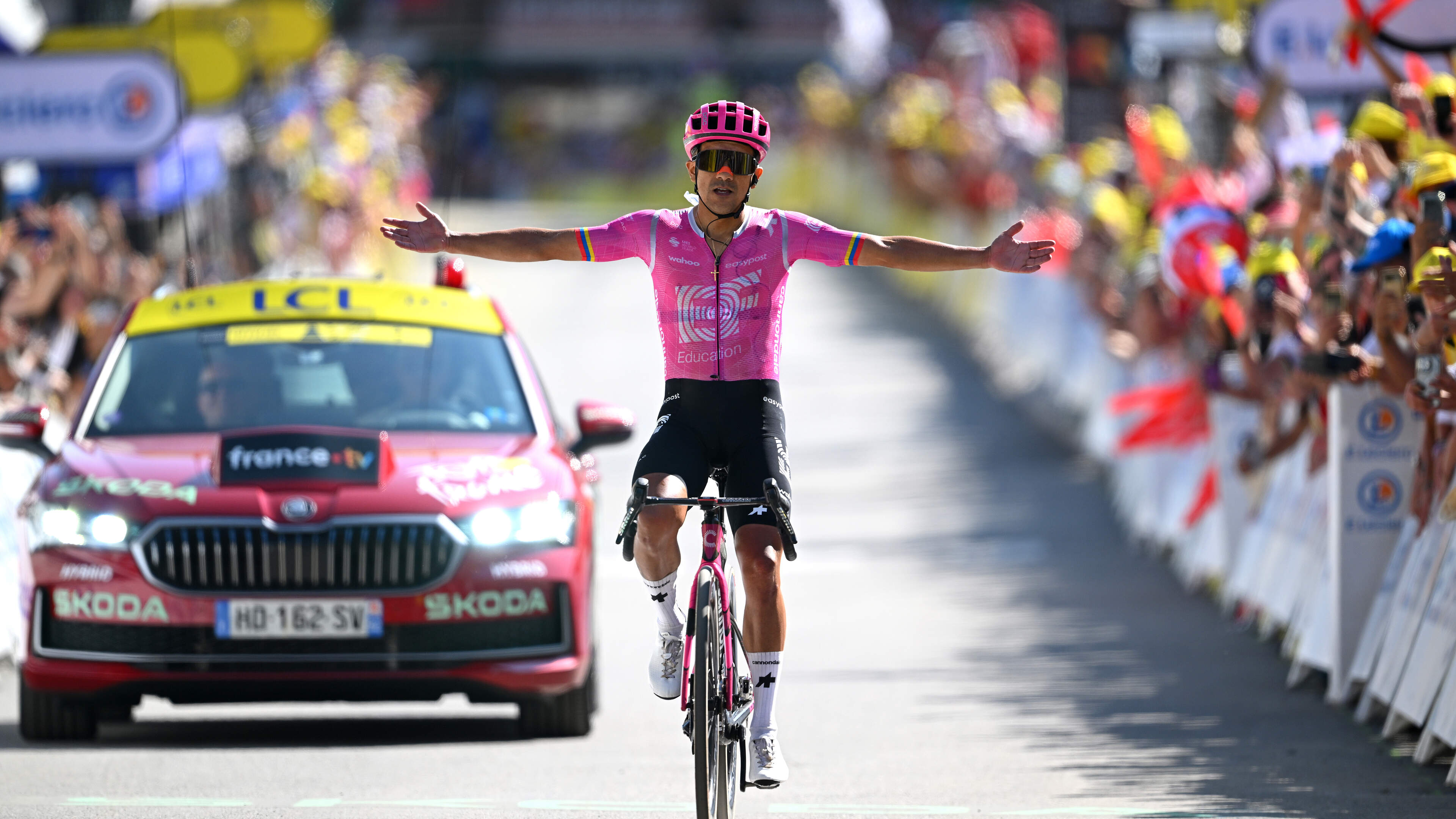 Ontketende Richard Carapaz sterkste in vluchtersgroep en grijpt dagzege in eerste Alpenrit in Tour de France