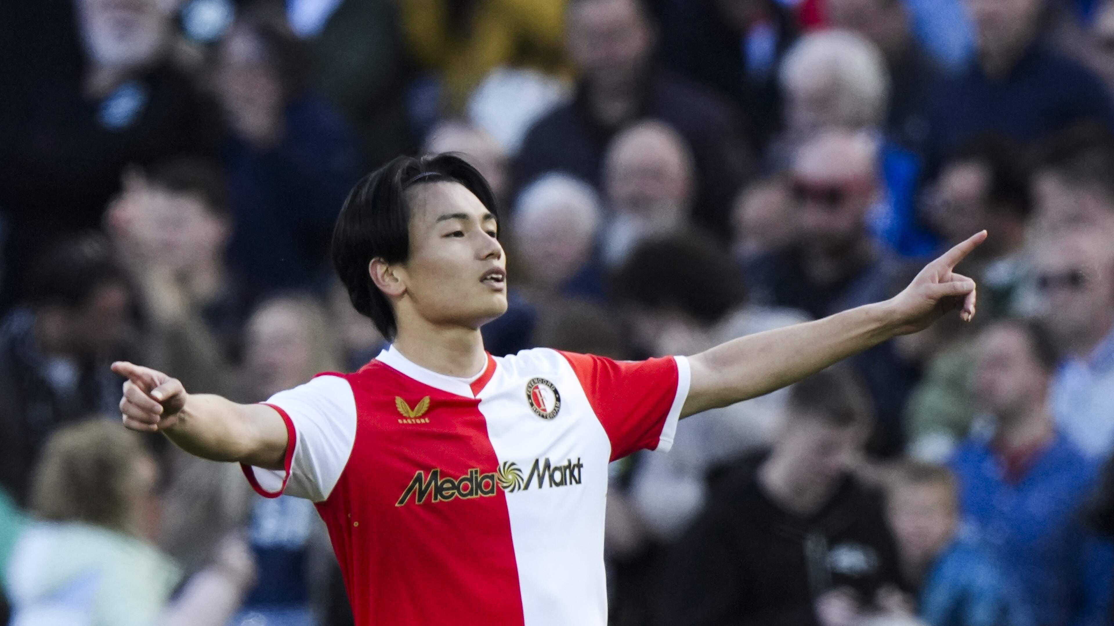 Feyenoord aan hand van Trauner en Ueda langs FC Groningen en doet goede zaken in strijd om tweede plaats