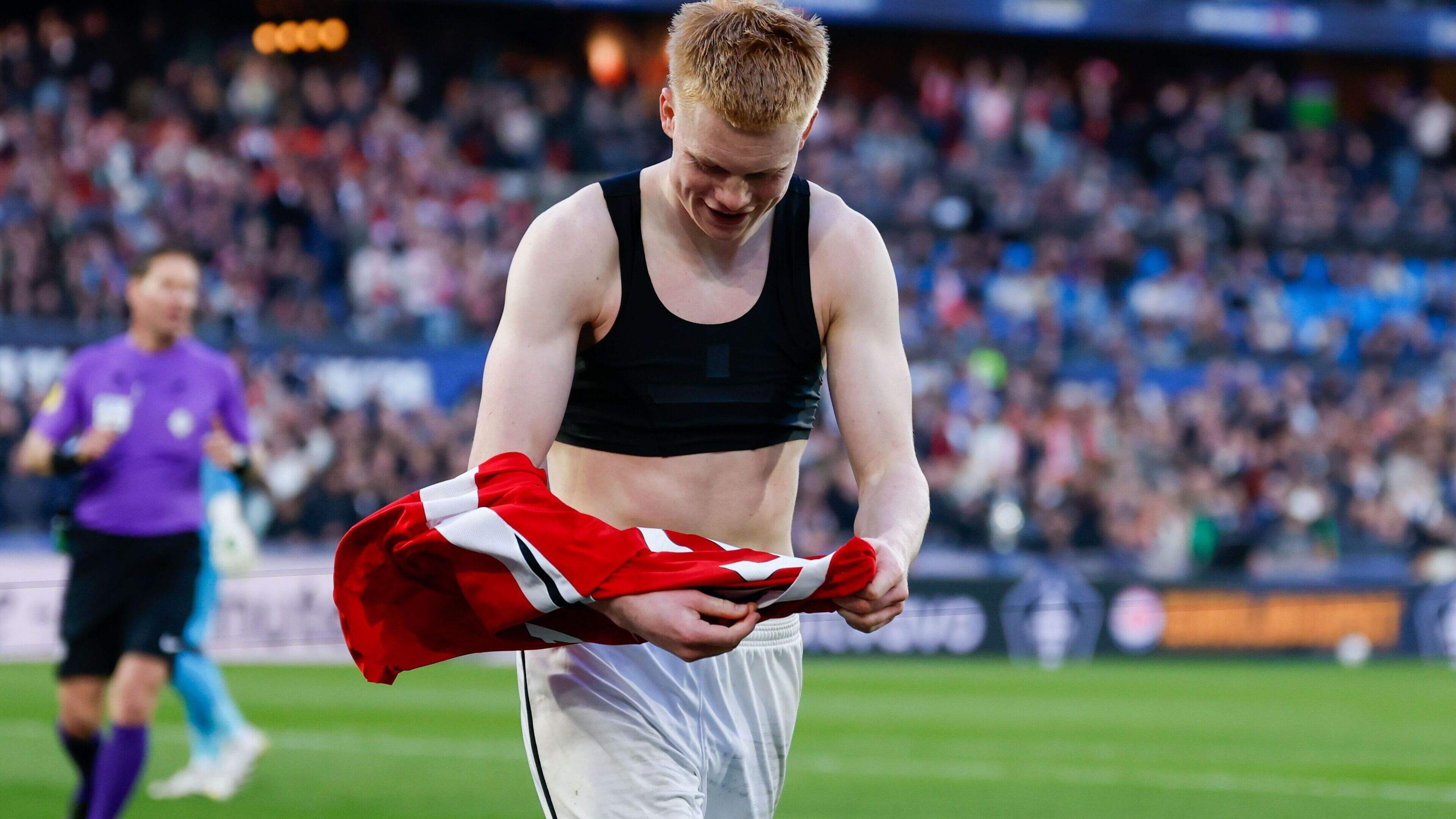 Kees Smit gaat strijden voor plek op WK en trekt shirt snel weer aan na spontane actie: ’Het was in het moment’