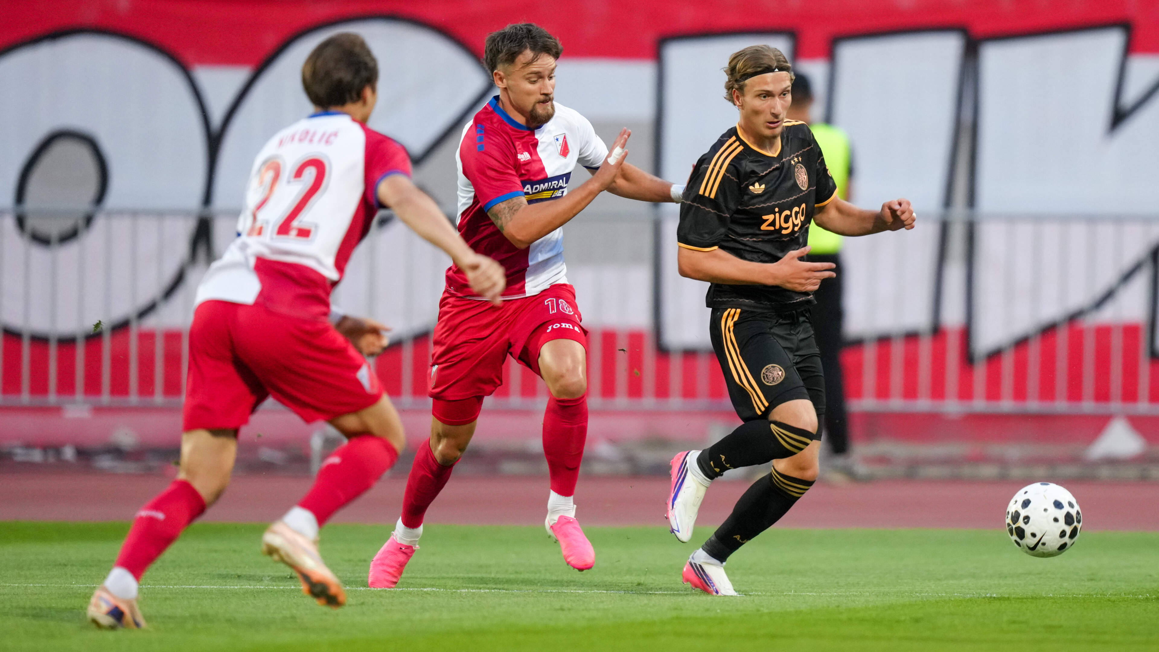 LIVE Conference League | Ajax herstelt zich en leidt weer in Servië dankzij Steven Berghuis