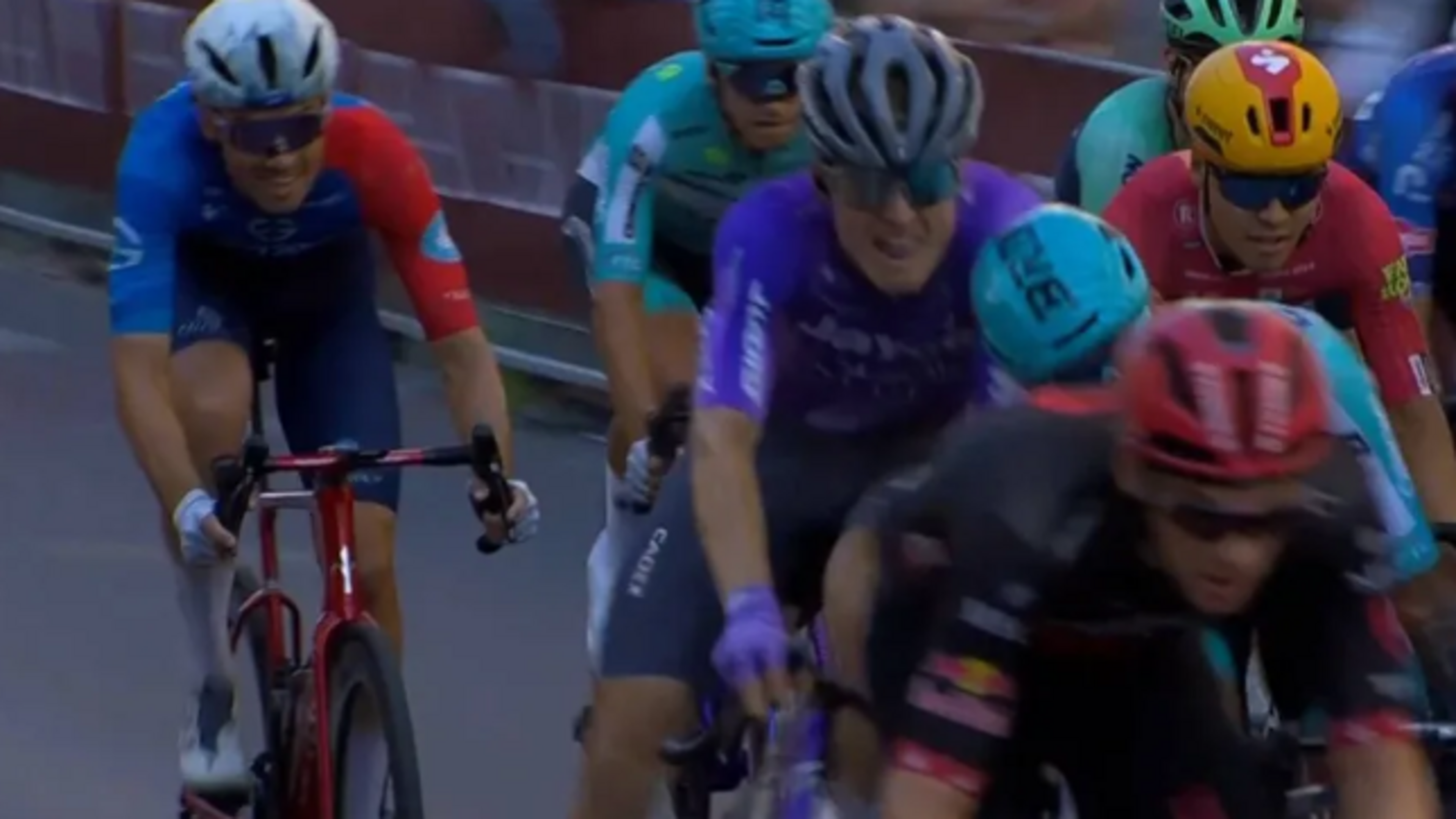 Italiaan Enrico Zanoncello uit Giro d’Italia gehaald na kopstoot in volle sprint