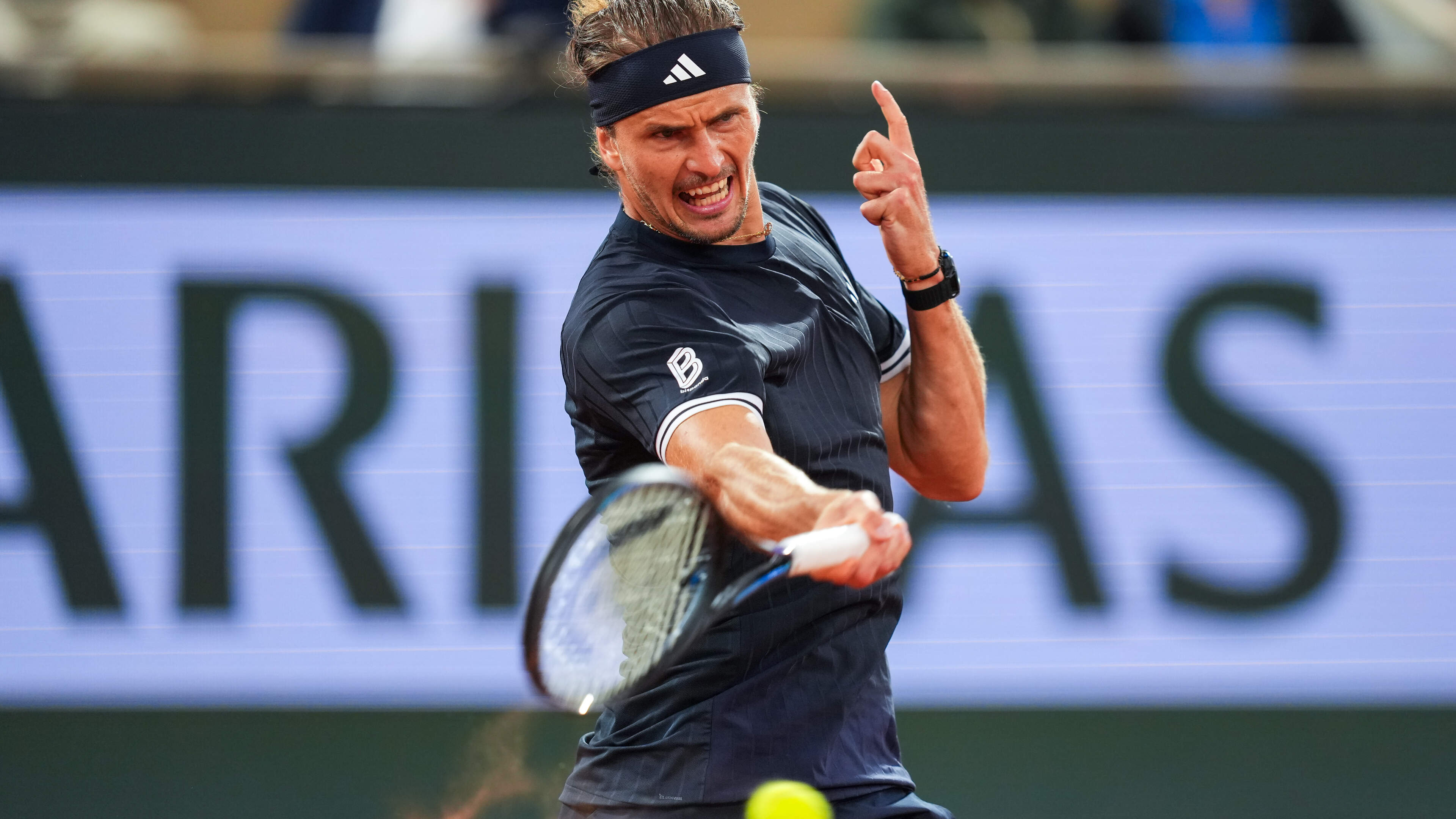 Titelfavoriet Alexander Zverev legt op Roland Garros Spaanse sensatie Rafael Jodar (19) over de knie op Roland Garros in jacht op grandslam-titel
