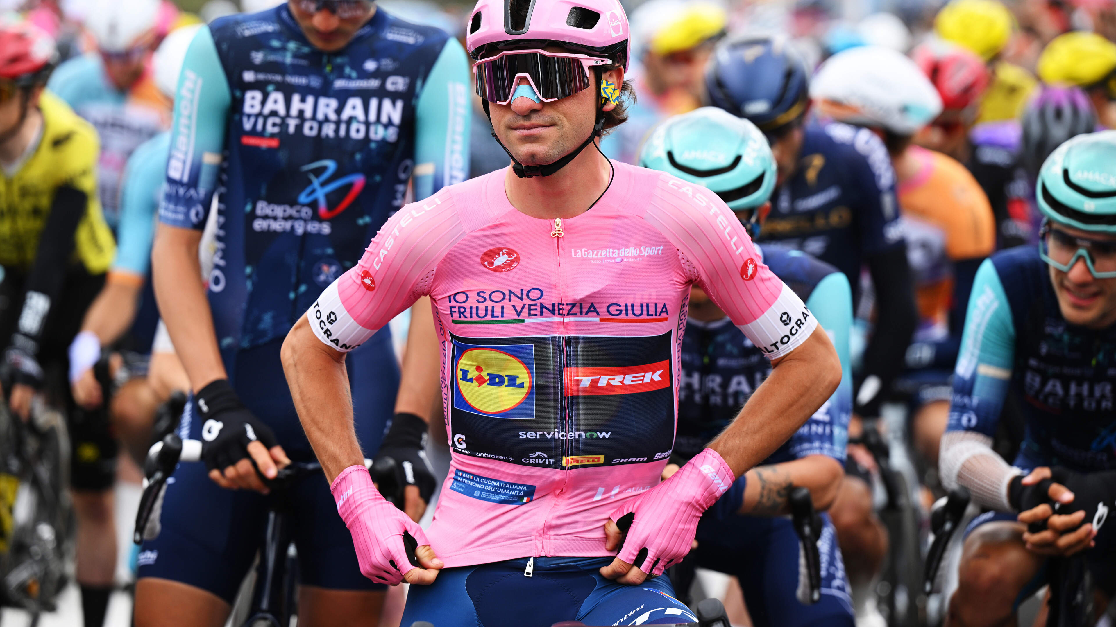 LIVE Giro d’Italia: regen komt met bakken uit de hemel in heuvelrit naar Potenza
