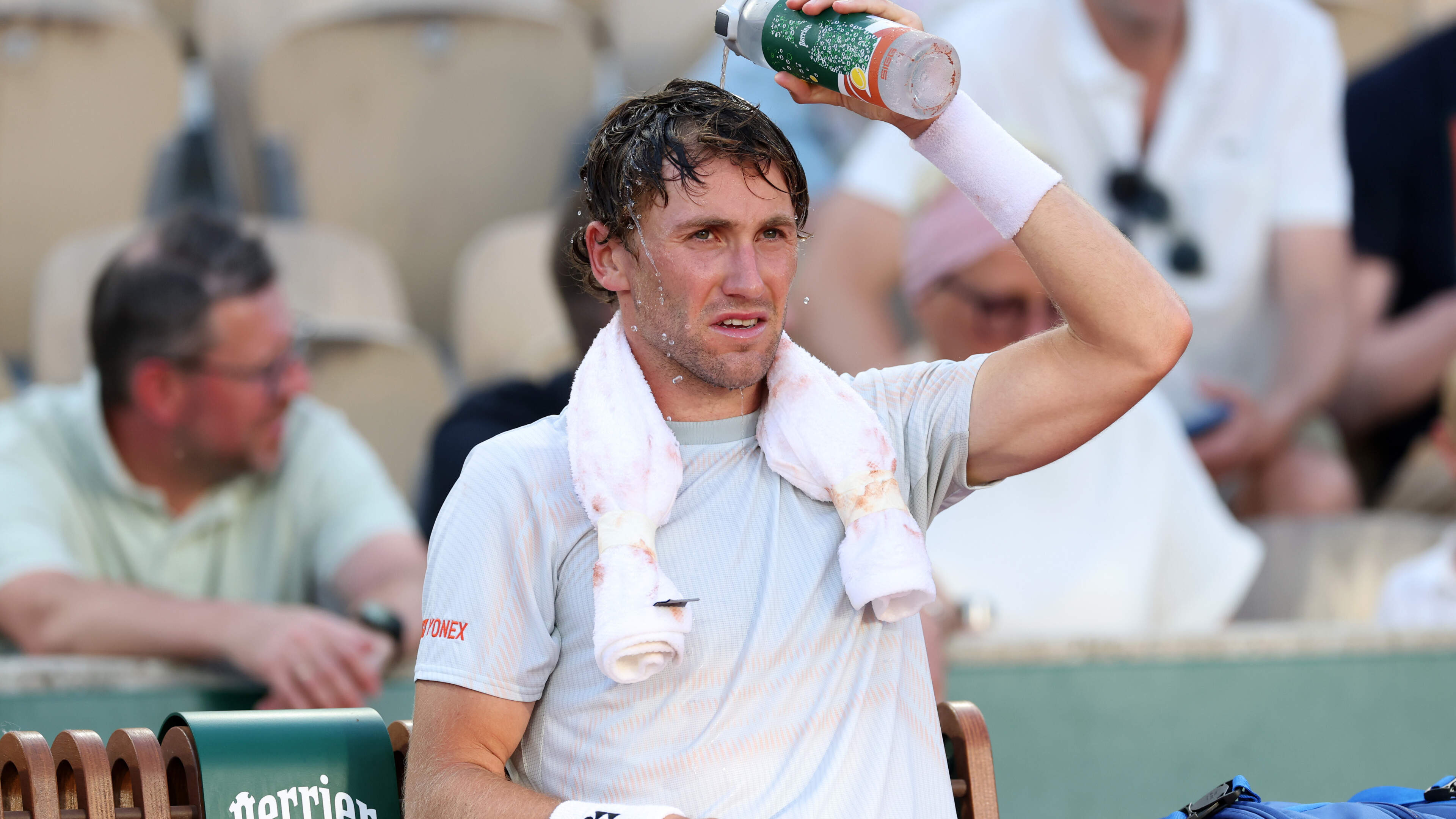 Casper Ruud overwint extreme hitte en uitputting op Roland Garros: ’Ik liep er bijna bij als een zombie’