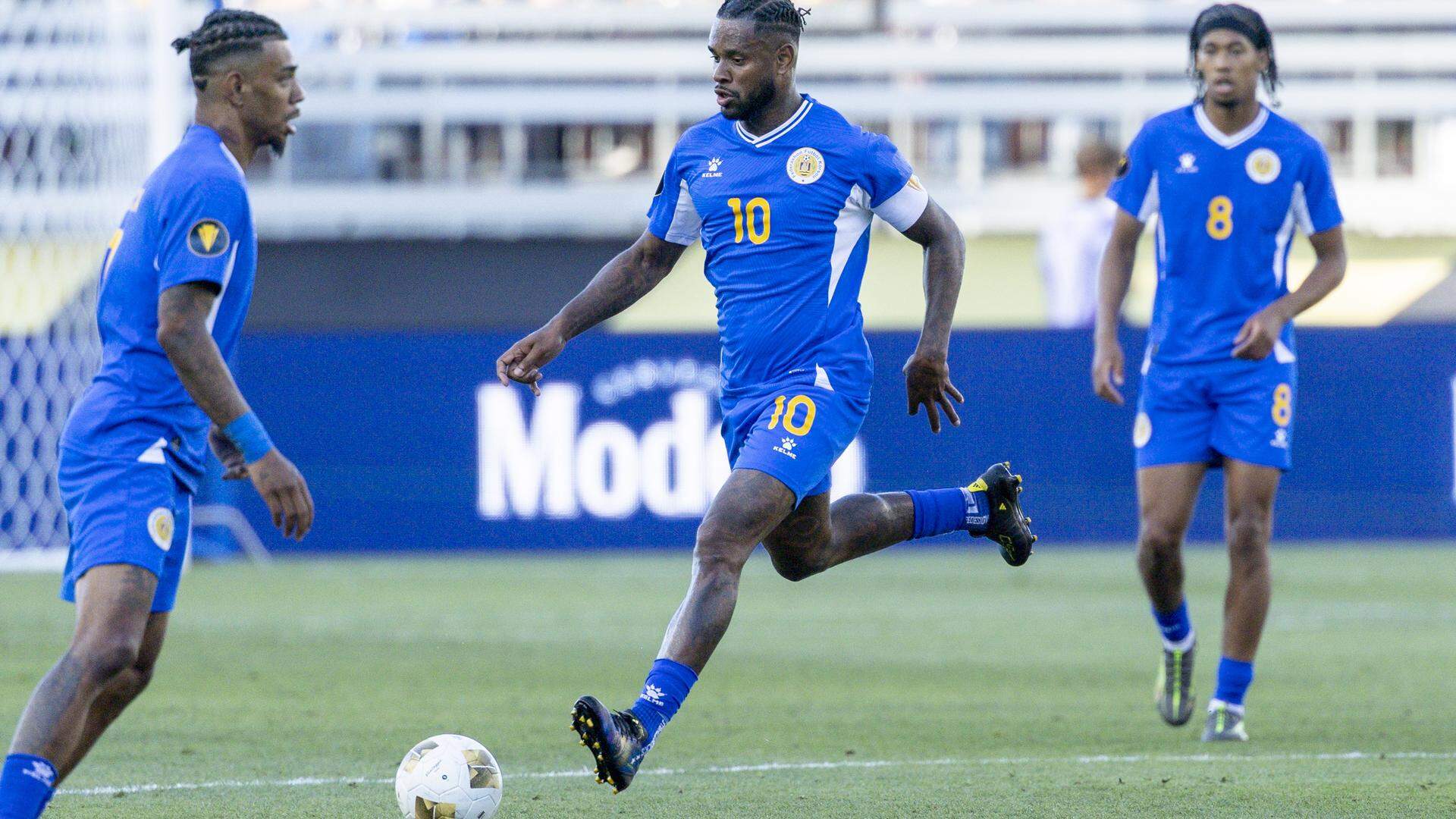 Leandro Bacuna van Curaçao aan de bal.
