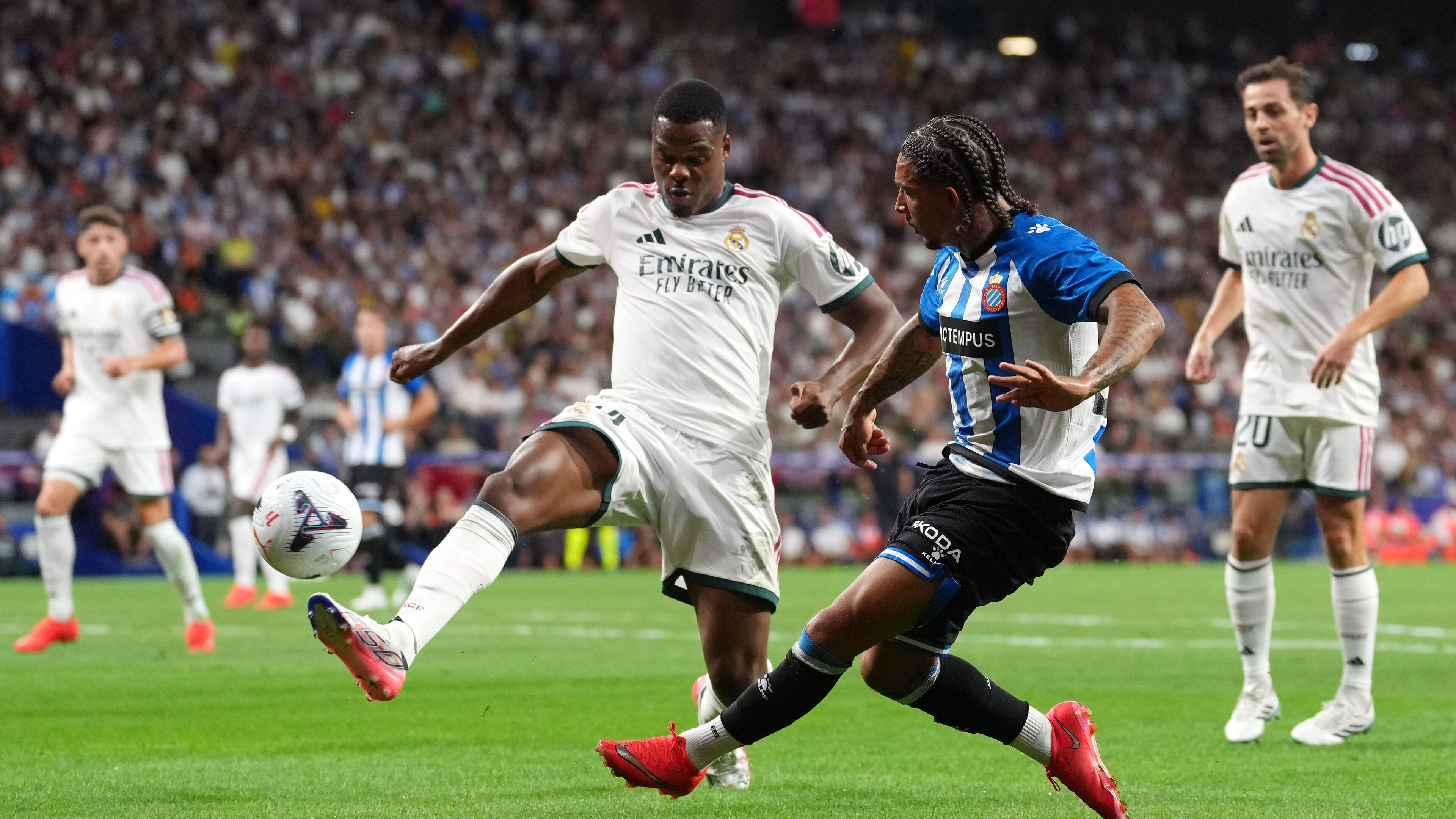 Denzel Dumfries wint bij debuut in La Liga, wel gewisseld bij Real Madrid