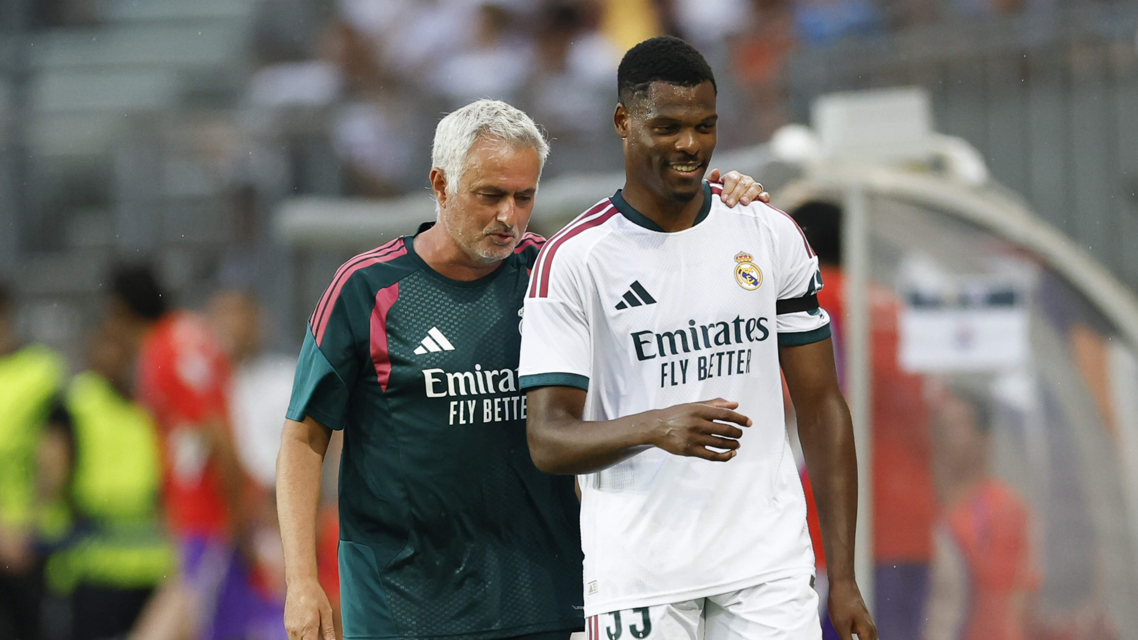 José Mourinho sprint vanaf bank Real Madrid om Denzel Dumfries te corrigeren