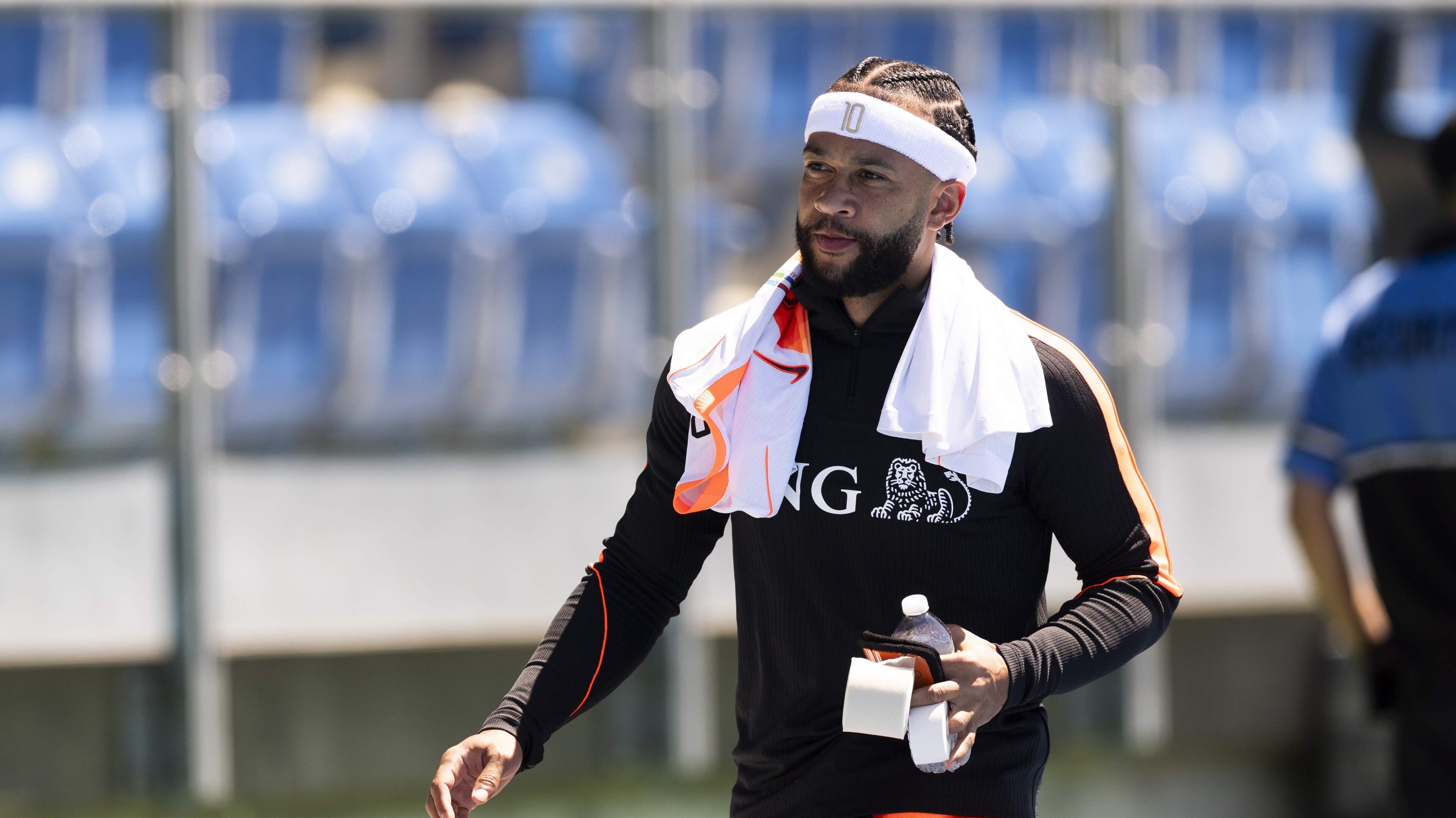 Memphis Depay verliest met reserves Nederlands elf