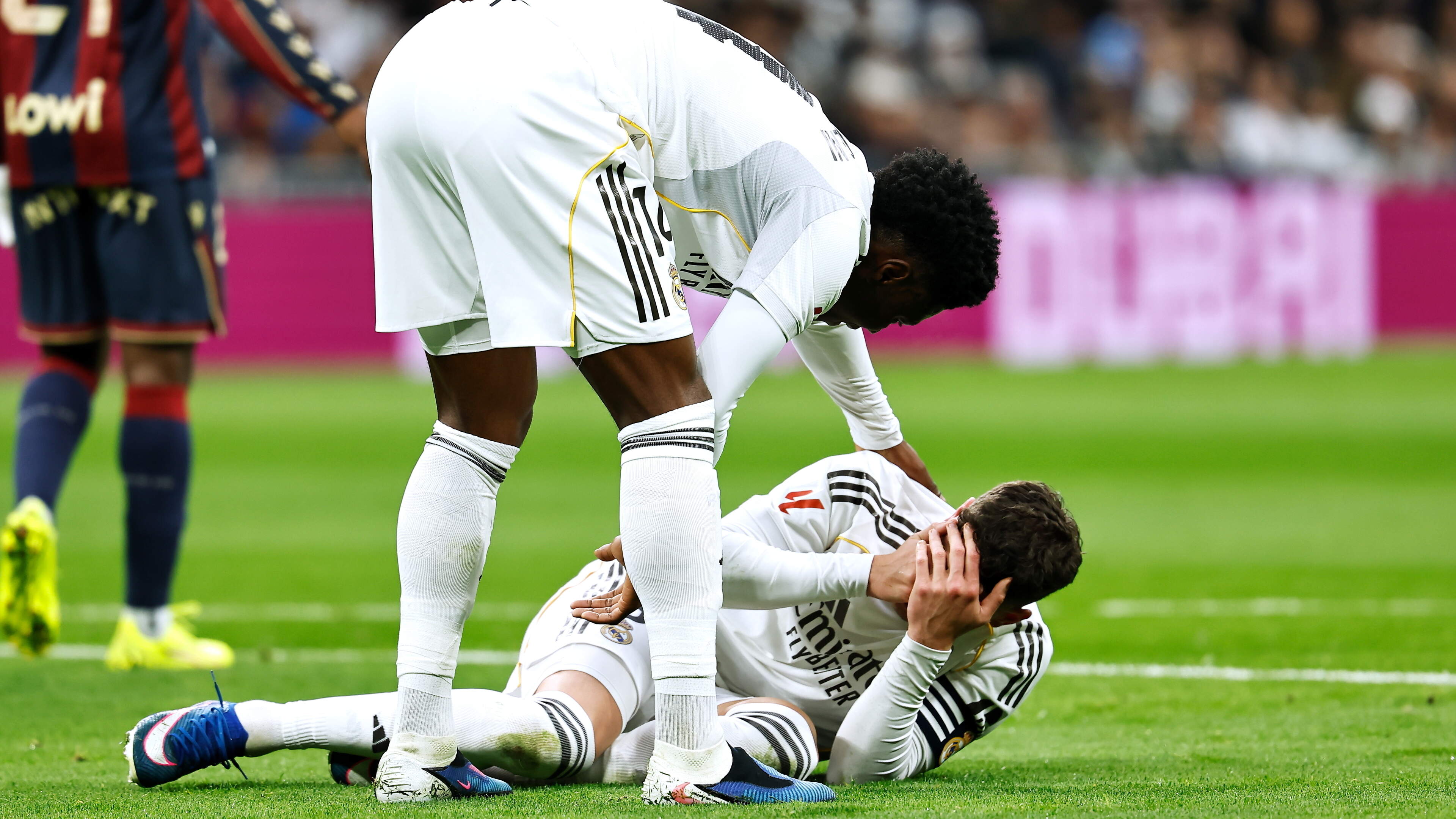 ’Situatie bij Real Madrid escaleert: aanvoerder Valverde met hoofdwond naar het ziekenhuis na confrontatie met Tchouameni’
