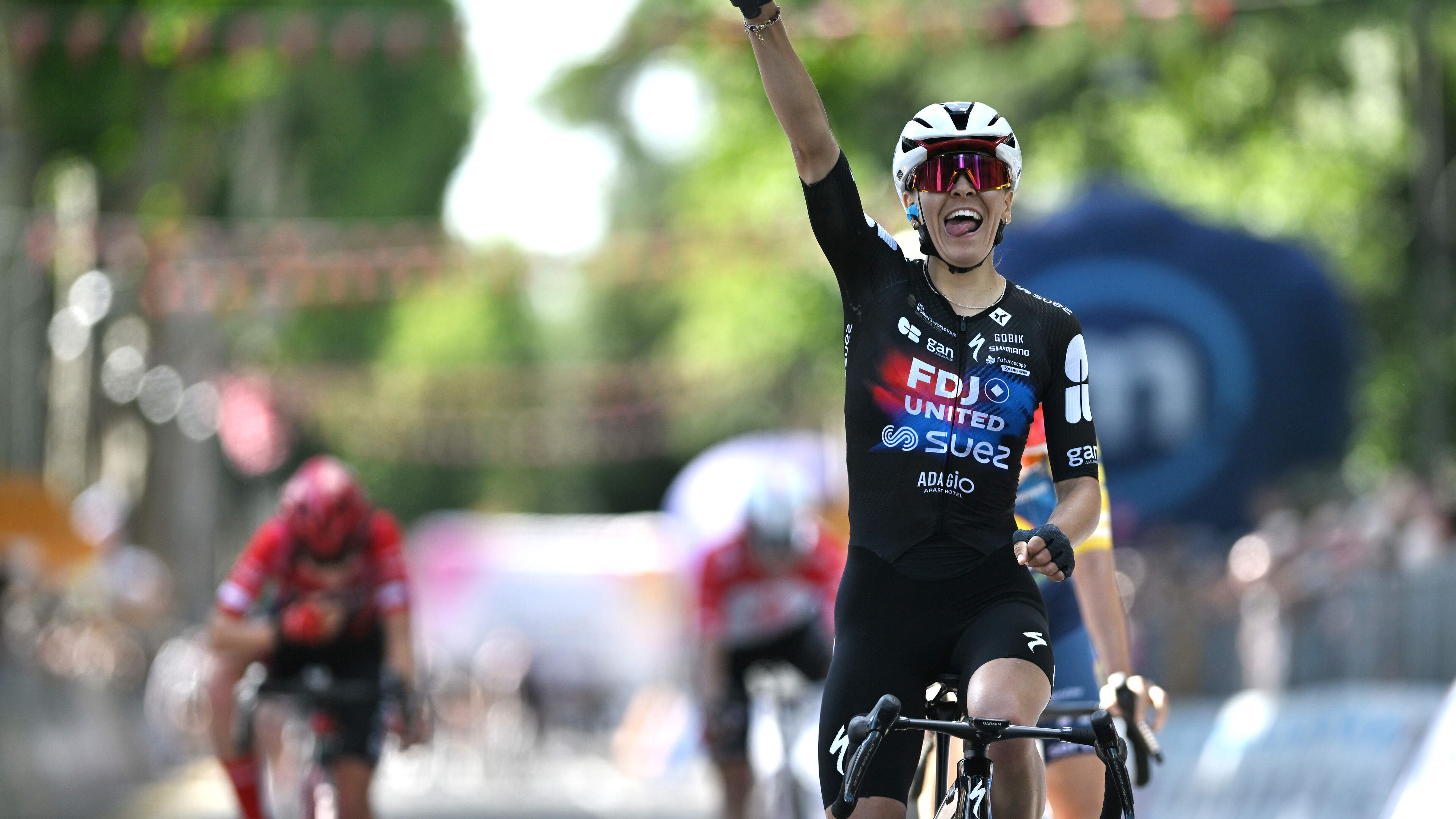 Giro d'Italia: Lucinda Brand moet ritzege aan Célia Gery laten, valpartij Anna van der Breggen