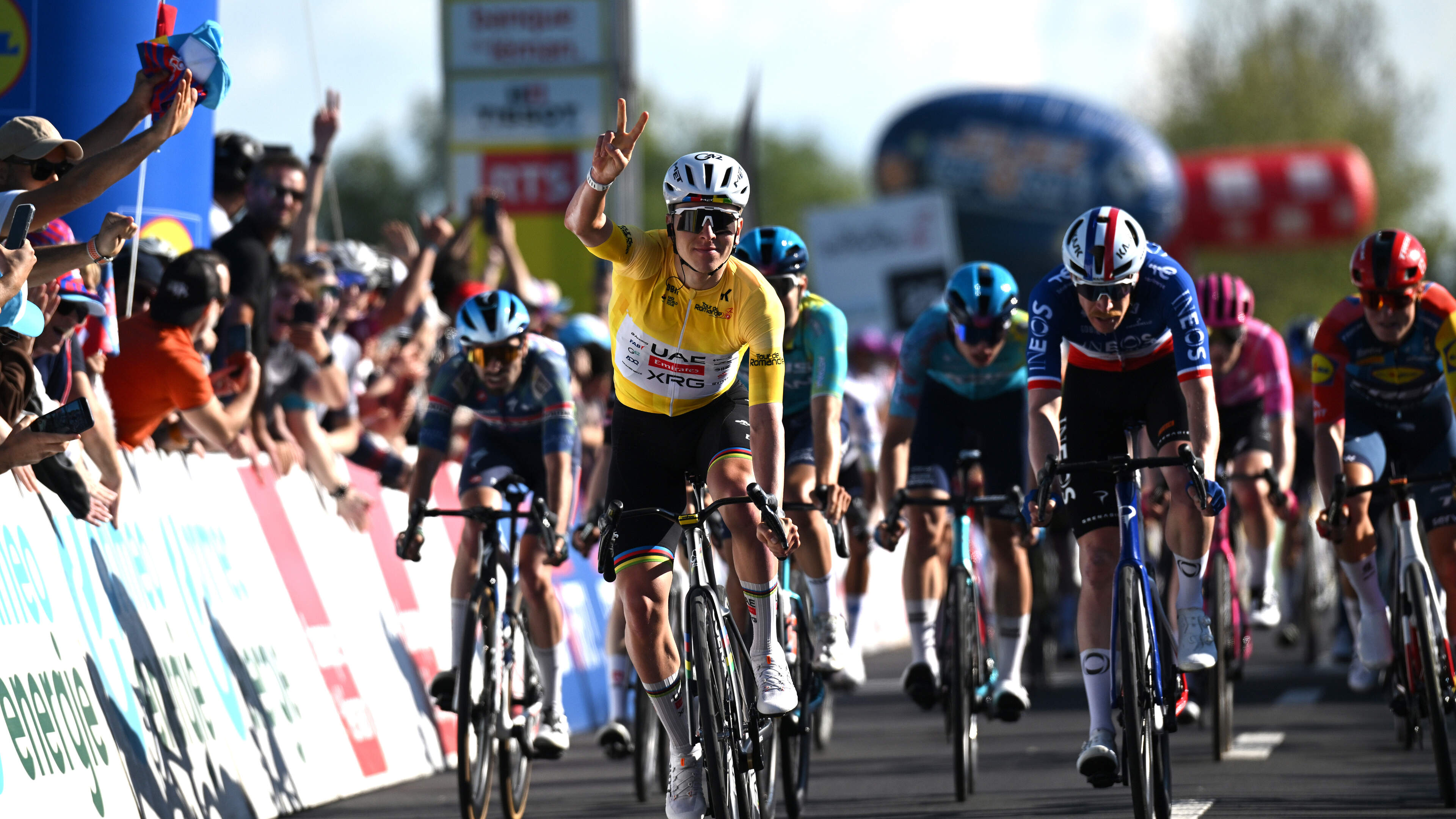 Nu is hij ook al een sprinter: Tadej Pogacar controleert finale in Romandië in zijn eentje en maakt het vervolgens af in de spurt