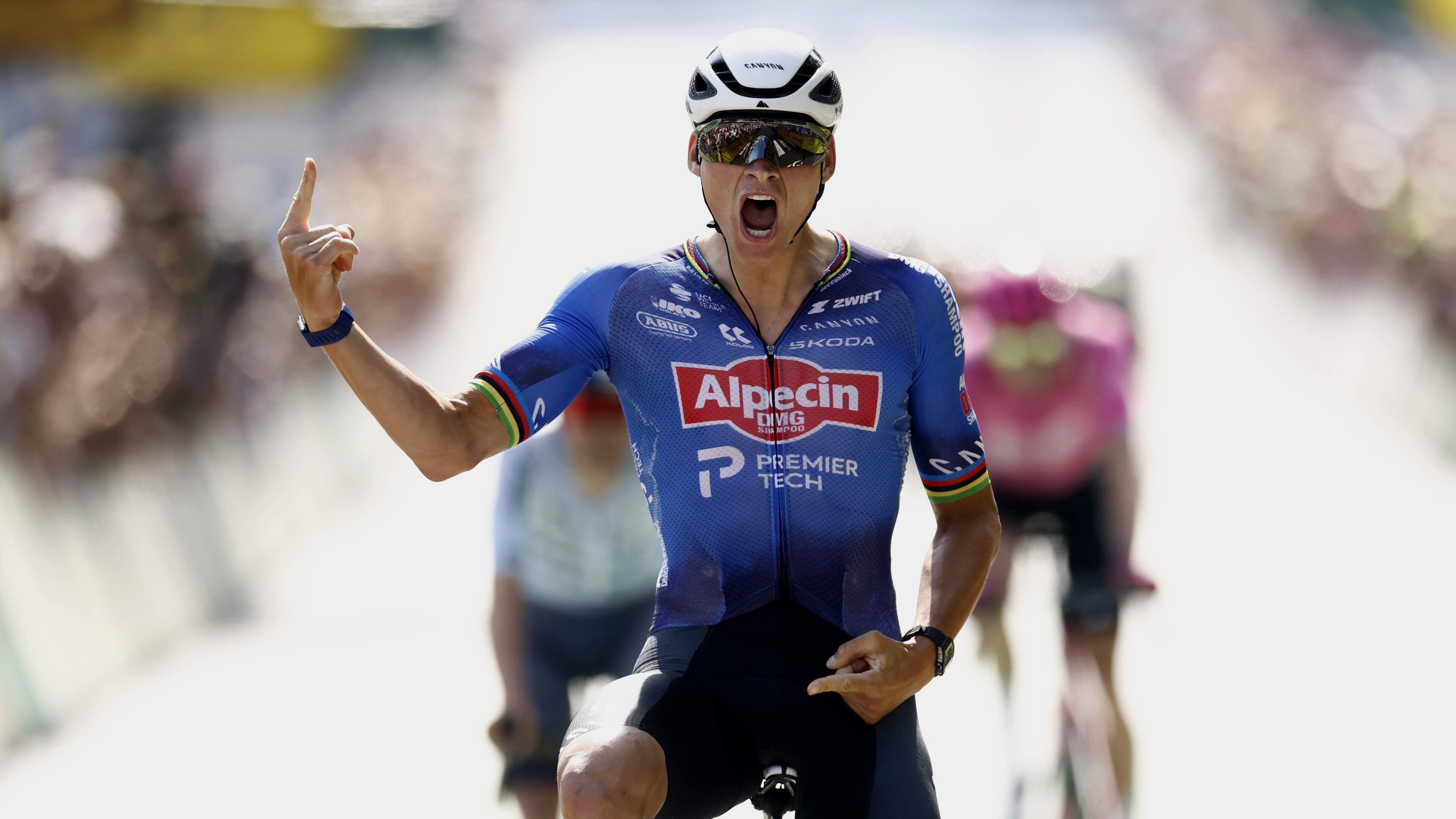 Fenomenale Mathieu van der Poel grijpt na nieuw huzarenstukje ritzege in Tour de France