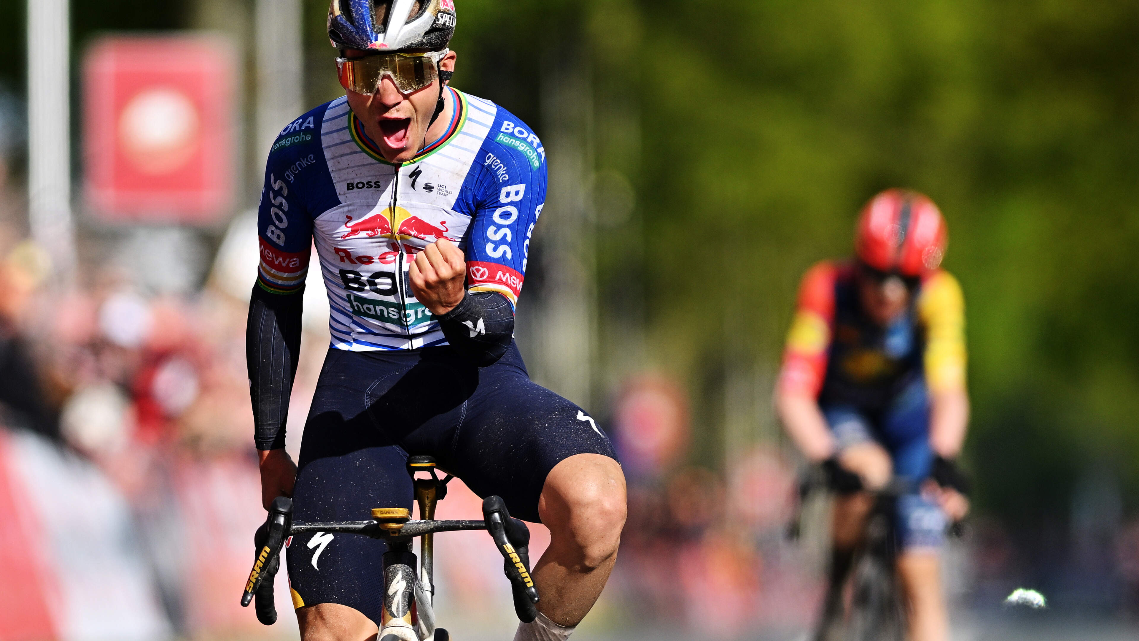 Remco Evenepoel neemt in Amstel Gold Race revanche op Mattias Skjelmose en klopt Deen nu wel in sprint