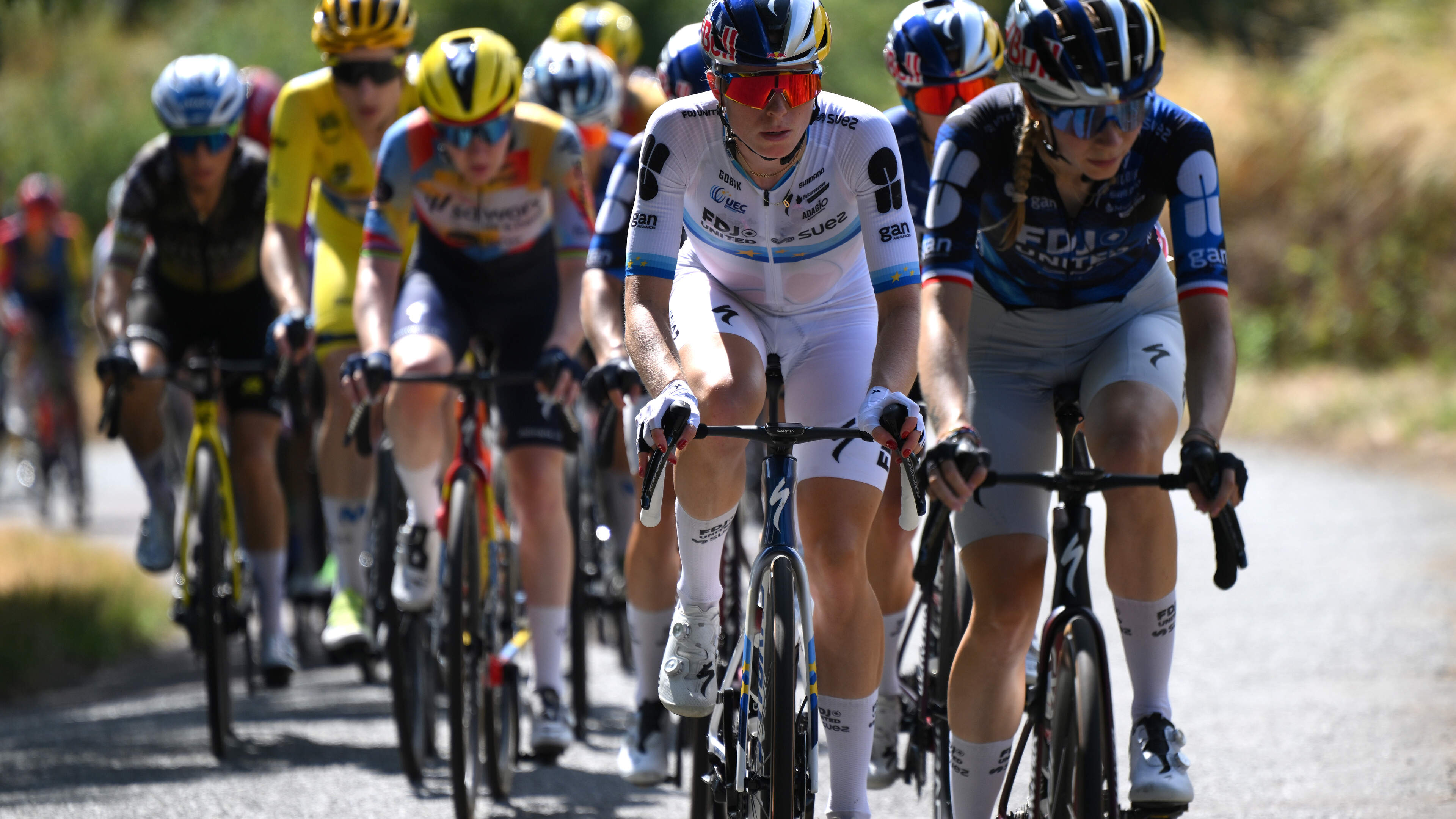 Uitmuntende Demi Vollering wint op fraaie wijze etappe in Tour de France Femmes, Marlen Reusser blijft nog in het geel