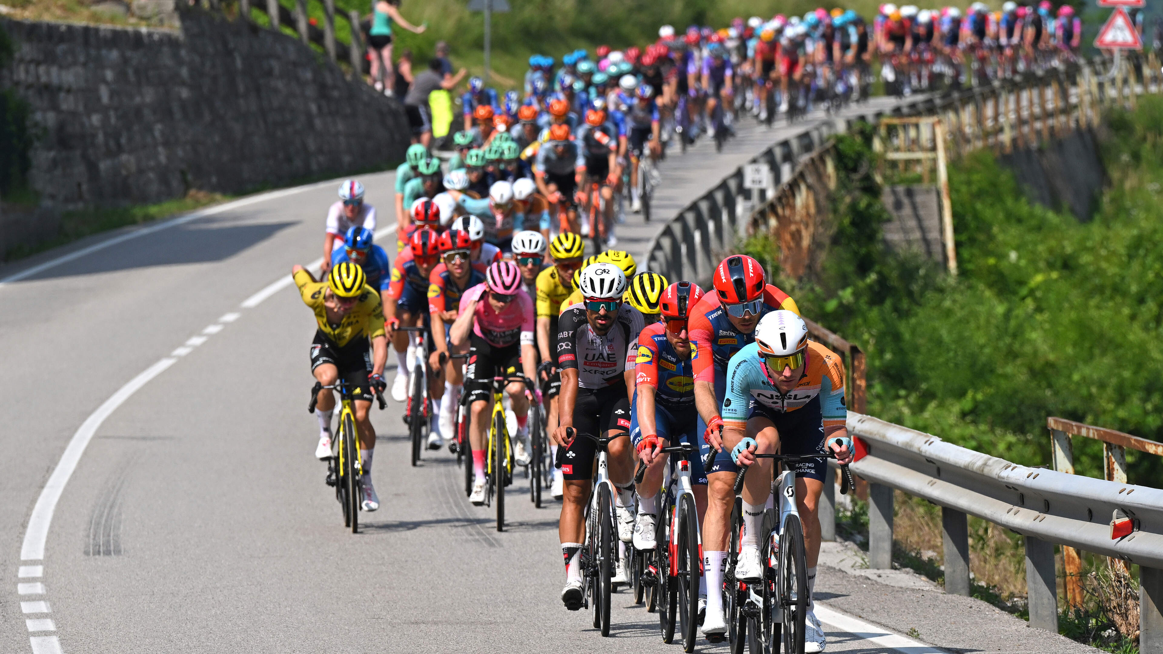 LIVE Giro d’Italia: peloton jaagt op vluchters richting listige finale 18e etappe