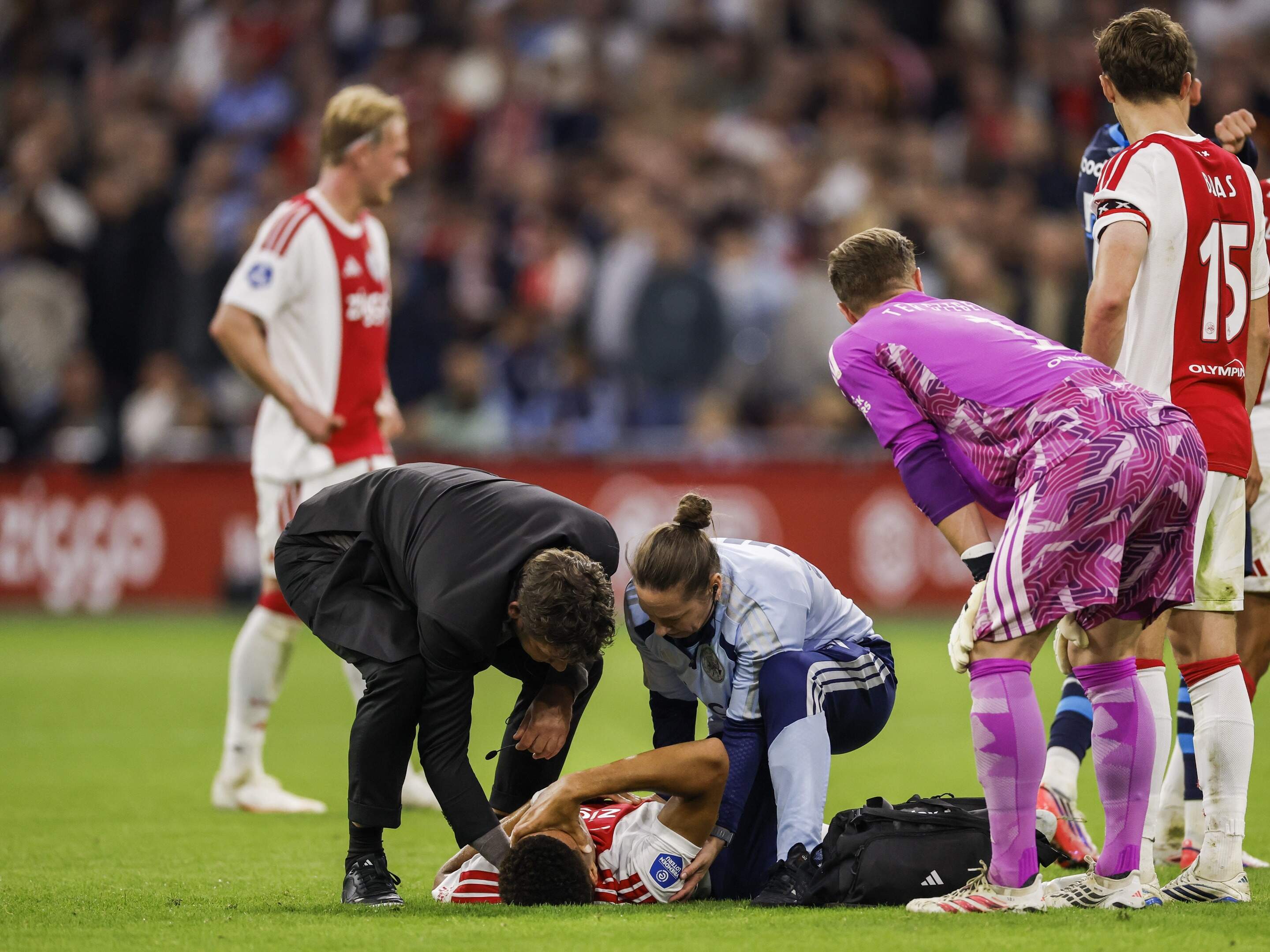 PSV-aanvaller Ruben van Bommel beukt Ajacied Aaron Bouwman | De Telegraaf