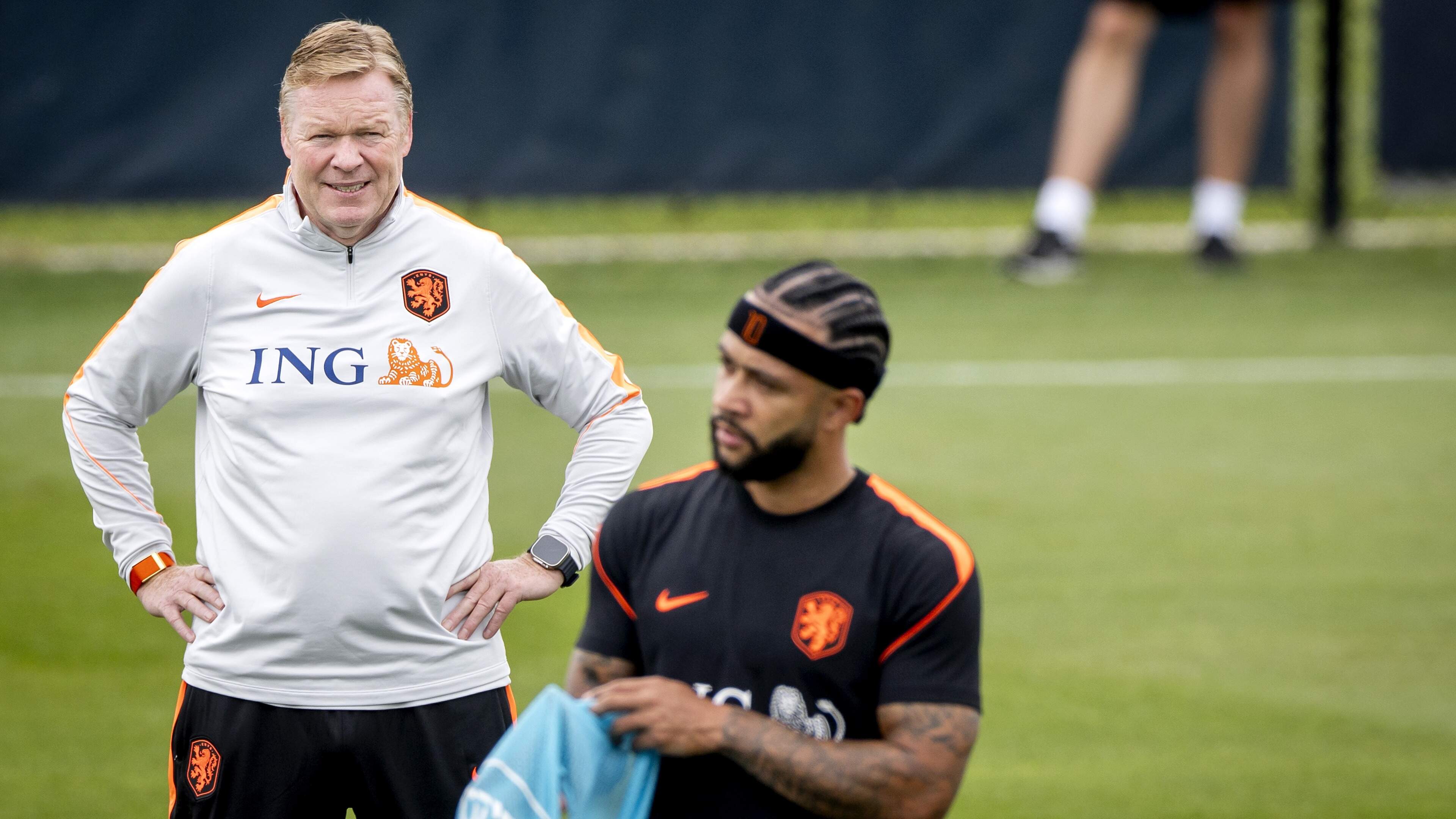 Nederlands elftal dag na WK-zege op Tunesië met complete groep het veld op, Ronald Koeman in conclaaf met Memphis Depay