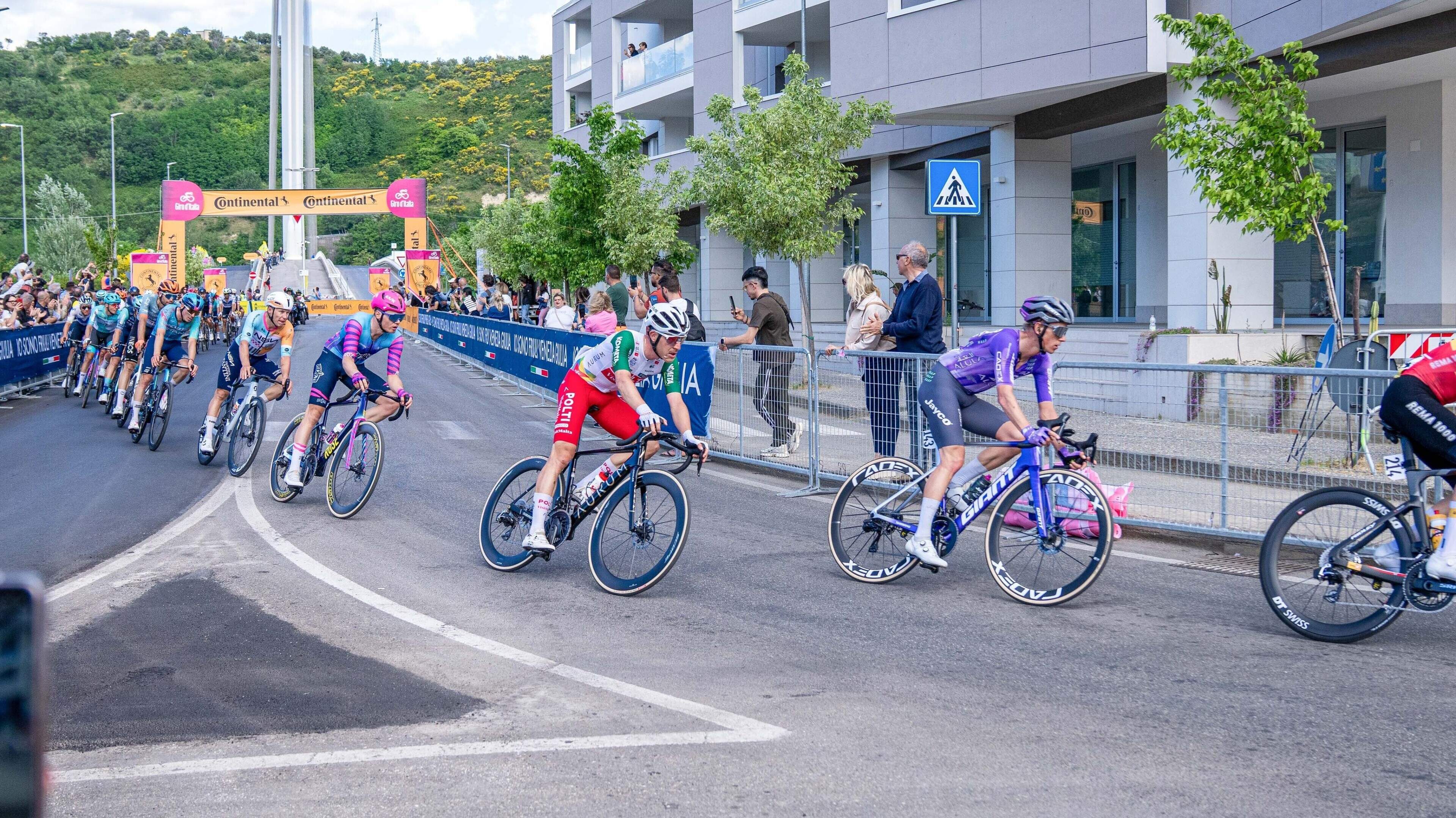 LIVE Giro d’Italia: wie slaat er toe in de heuvelrit van 203 kilometer naar Potenza?