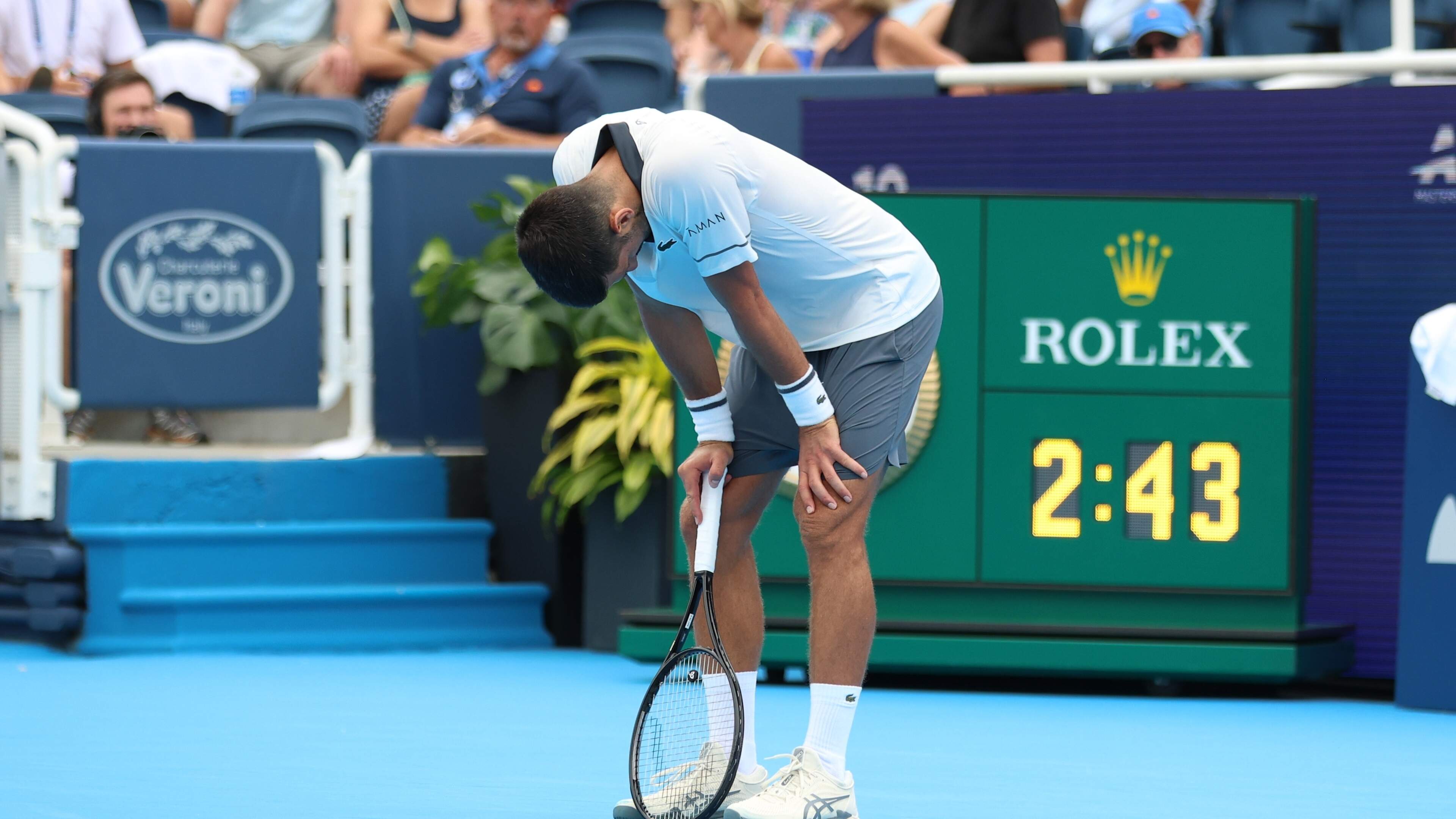 Novak Djokovic (39) bevangen door hitte in Cincinnati, moet overgeven en verliest verrassend: ’Was niet de eerste keer’