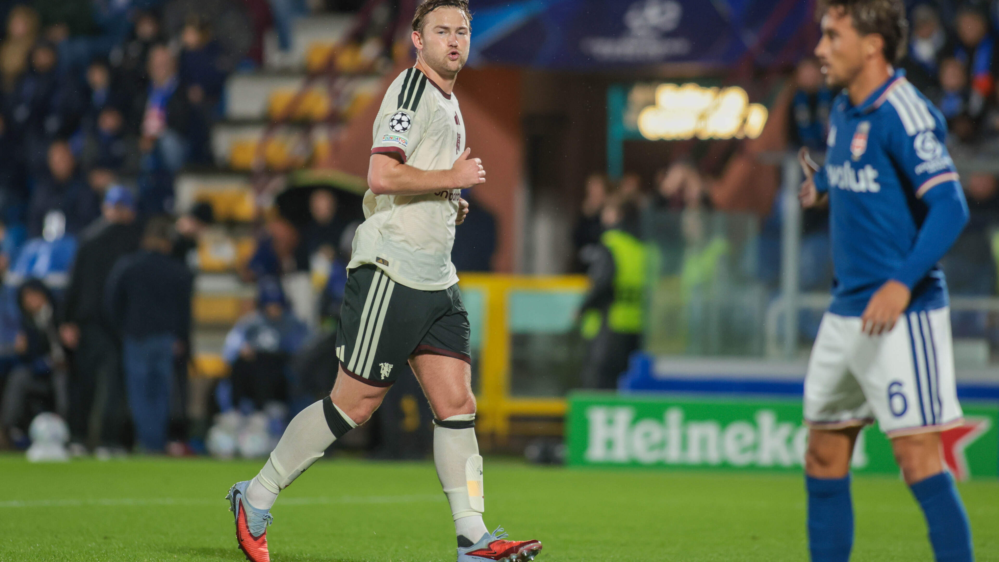 Ontketend Como geeft Matthijs de Ligt en Manchester United pak slaag in Champions League
